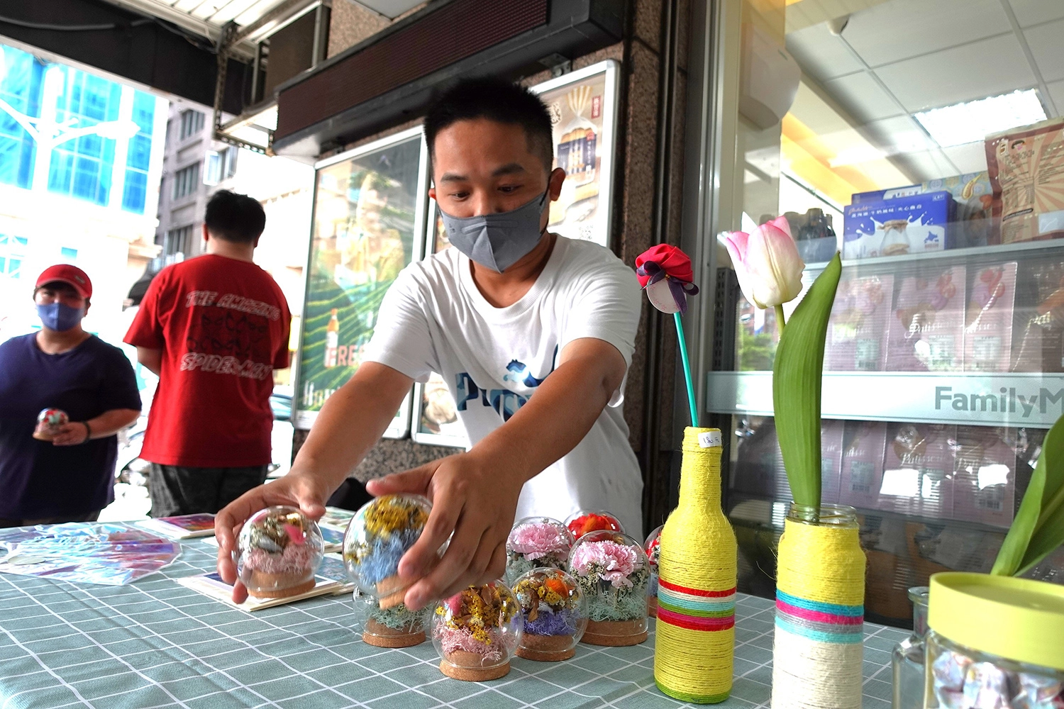 伊甸新莊幸福日照30號舉辦義賣活動,服務對象首次挑戰擺攤、佈置及叫賣,向民眾介紹及銷售商品,增進社交能力。