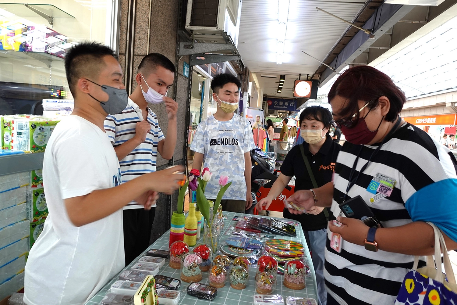 努力克服障礙限制,成功賣出自己手工作品的小惟,臉上的笑容滿是自信與成就感。