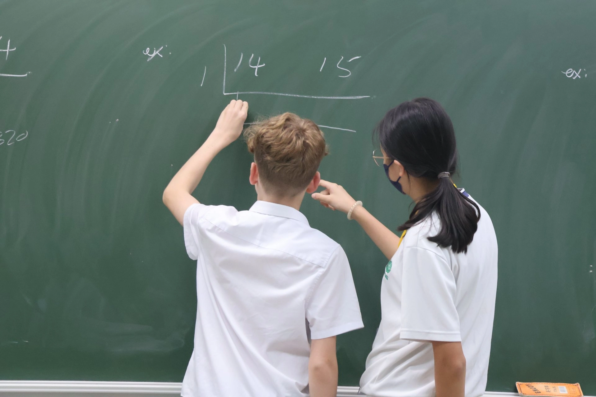 英國同學入班共學,與慈中同學一起解數學題