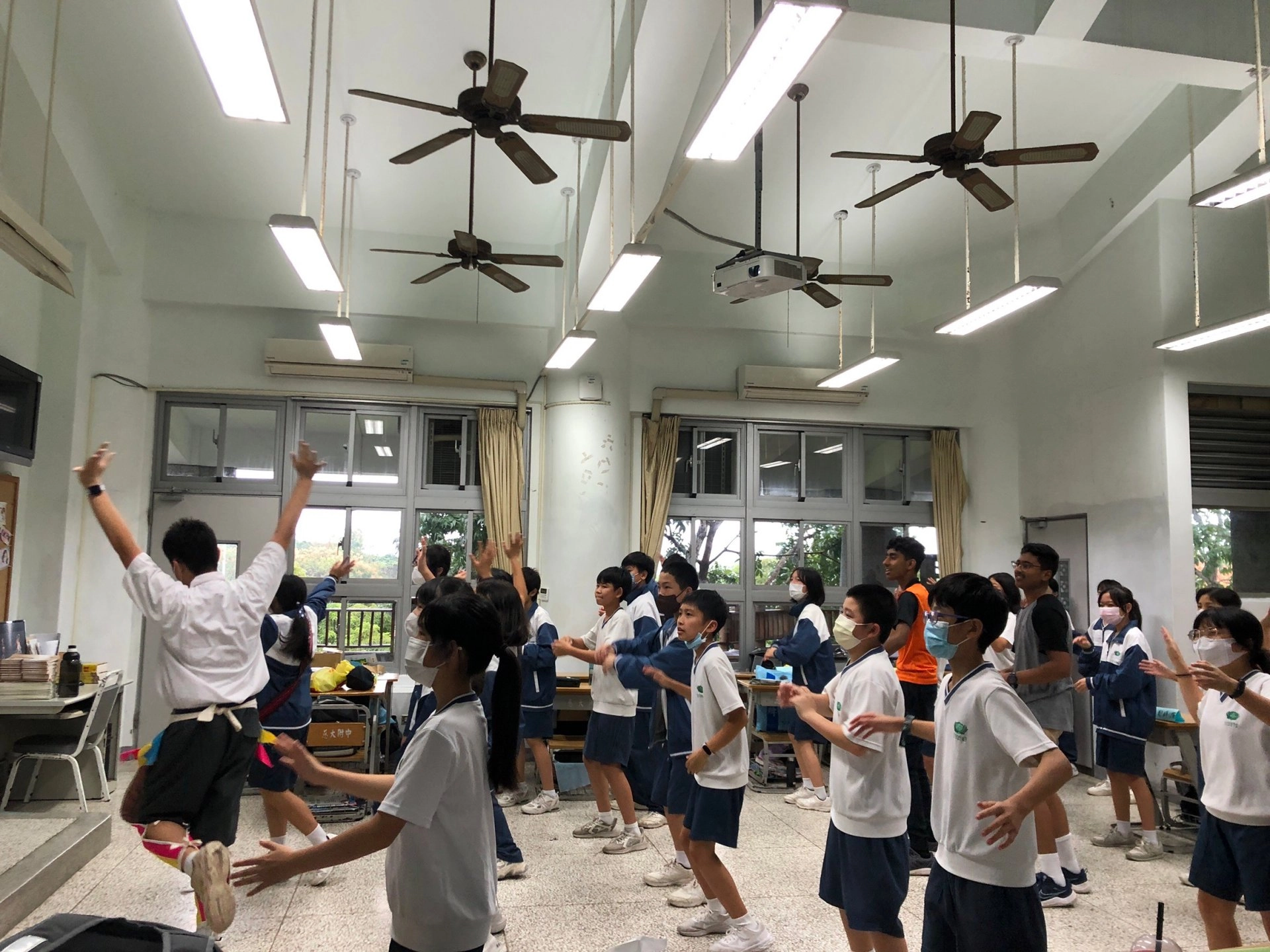 英國同學入班交流,全班一起跳原住民舞
