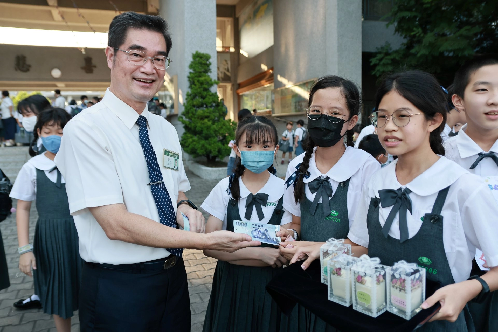 校長也大力支持,用實際行動鼓勵孩子們的善行。