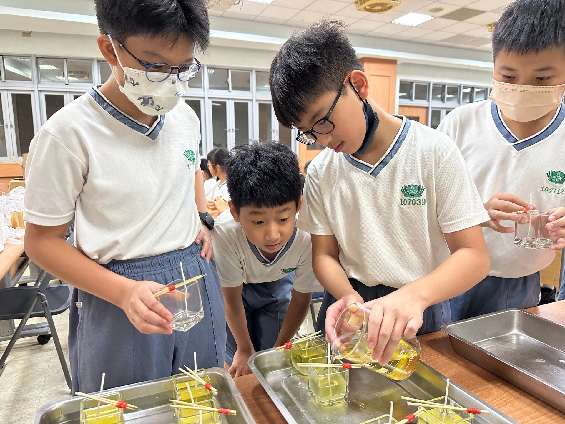 等待蠟燭冷卻的過程漫長,卻讓學生體會到時間成就出的每一方瓶之美。