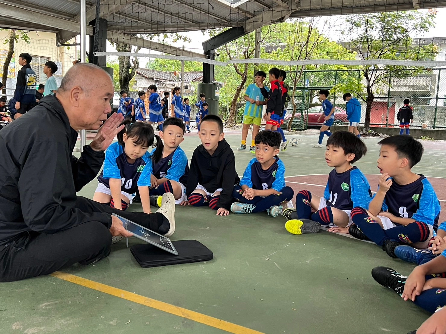 賽前小小選手各個聚精會神聽教練指導戰術
