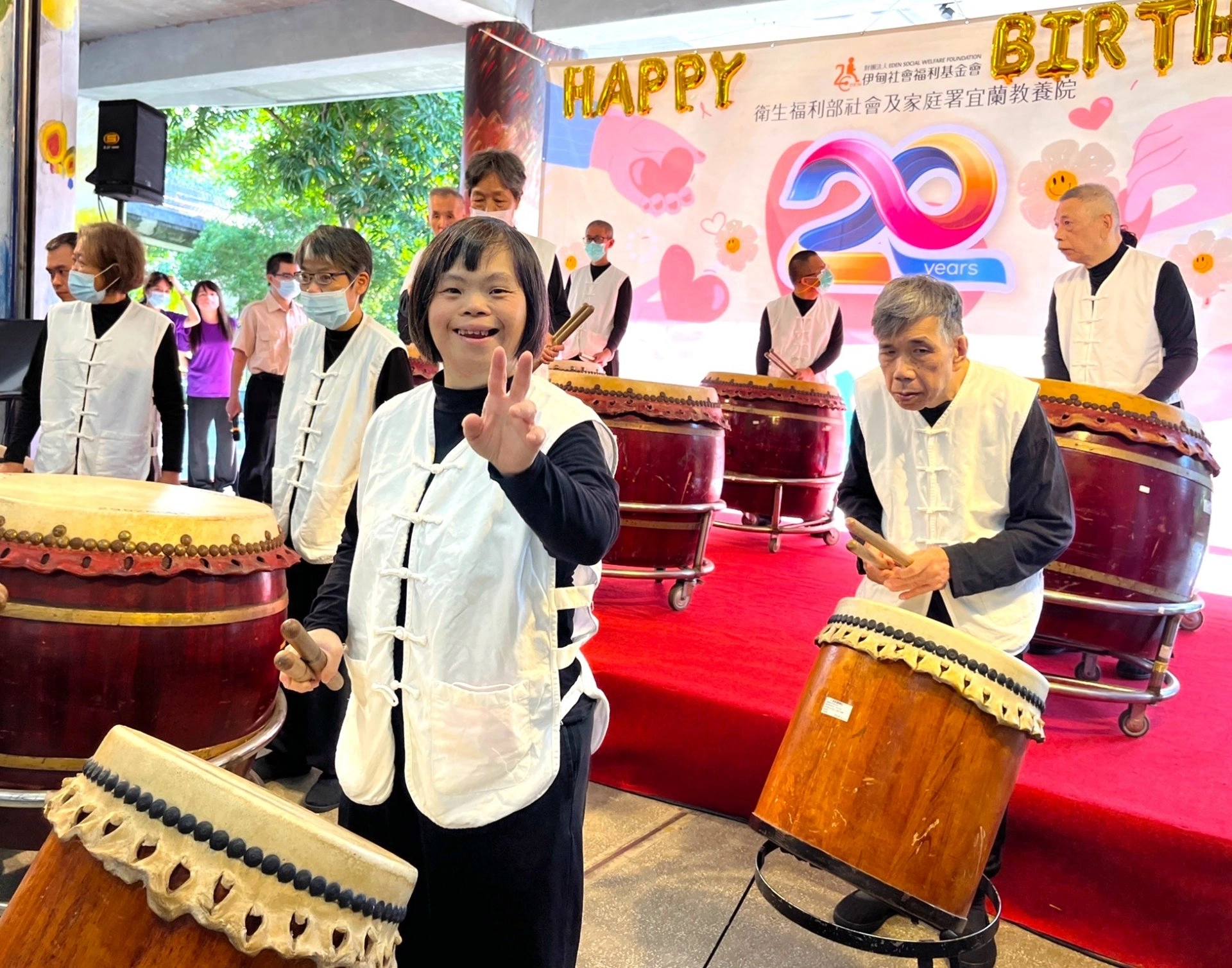 喜愛音樂的薰儀,練習太鼓至今已16年,透過課程培養出肢體節奏和手眼協調能力,並提升自信。