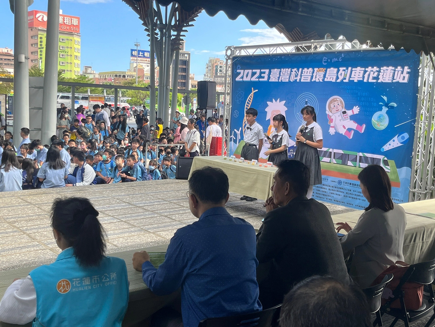 慈小學生在科普列車開幕式展示實驗內容。