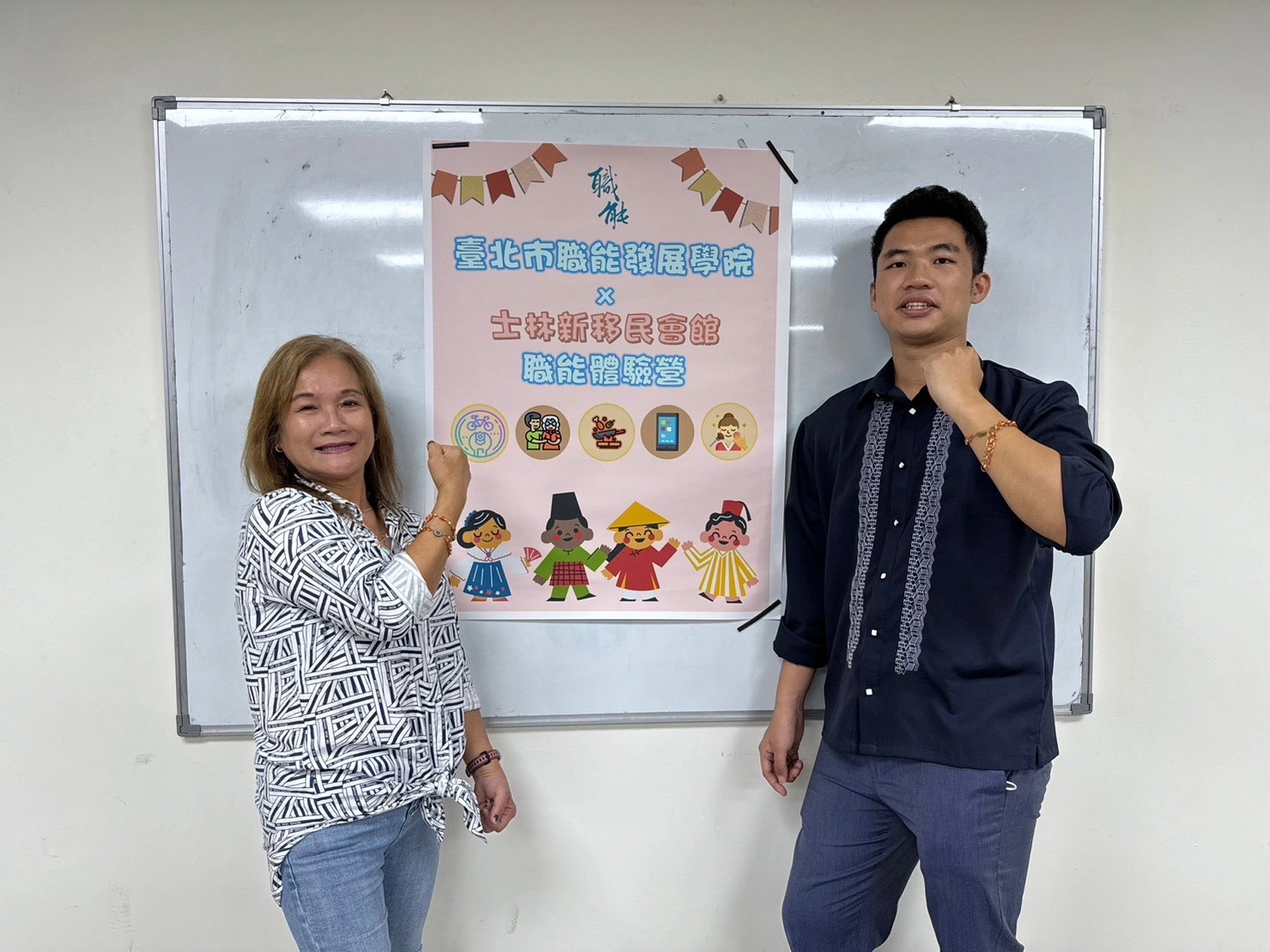 蘇榮世(右)與媽媽(左)一同報名參加金屬工藝體驗課程,留下共同美好回憶。