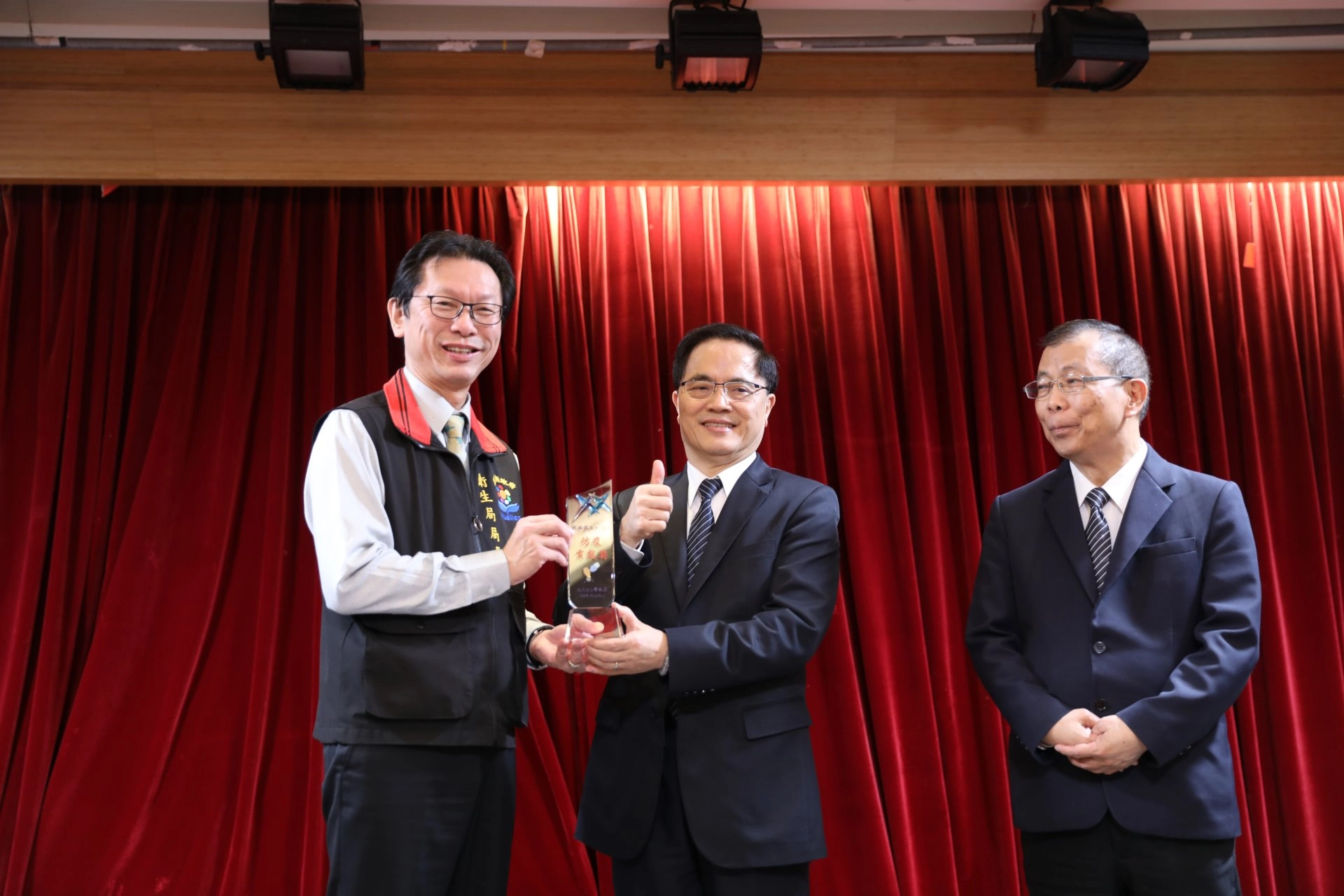花蓮縣衛生局局長朱家祥感謝花蓮慈院院長林欣榮,帶領團隊投入防疫工作,貢獻良多。