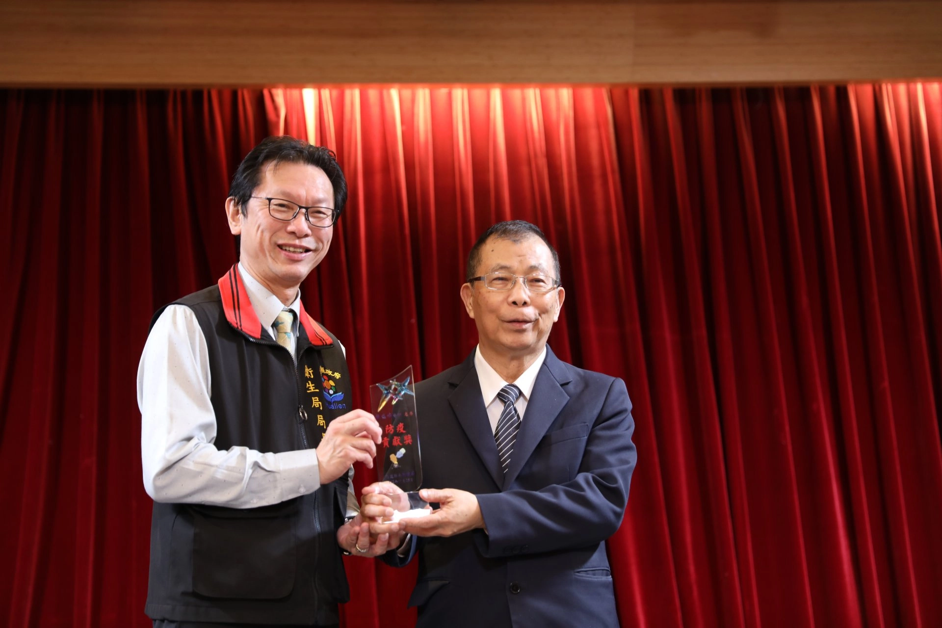 花蓮縣衛生局局長朱家祥感謝副院長吳彬安,帶領團隊投入防疫工作,貢獻良多。