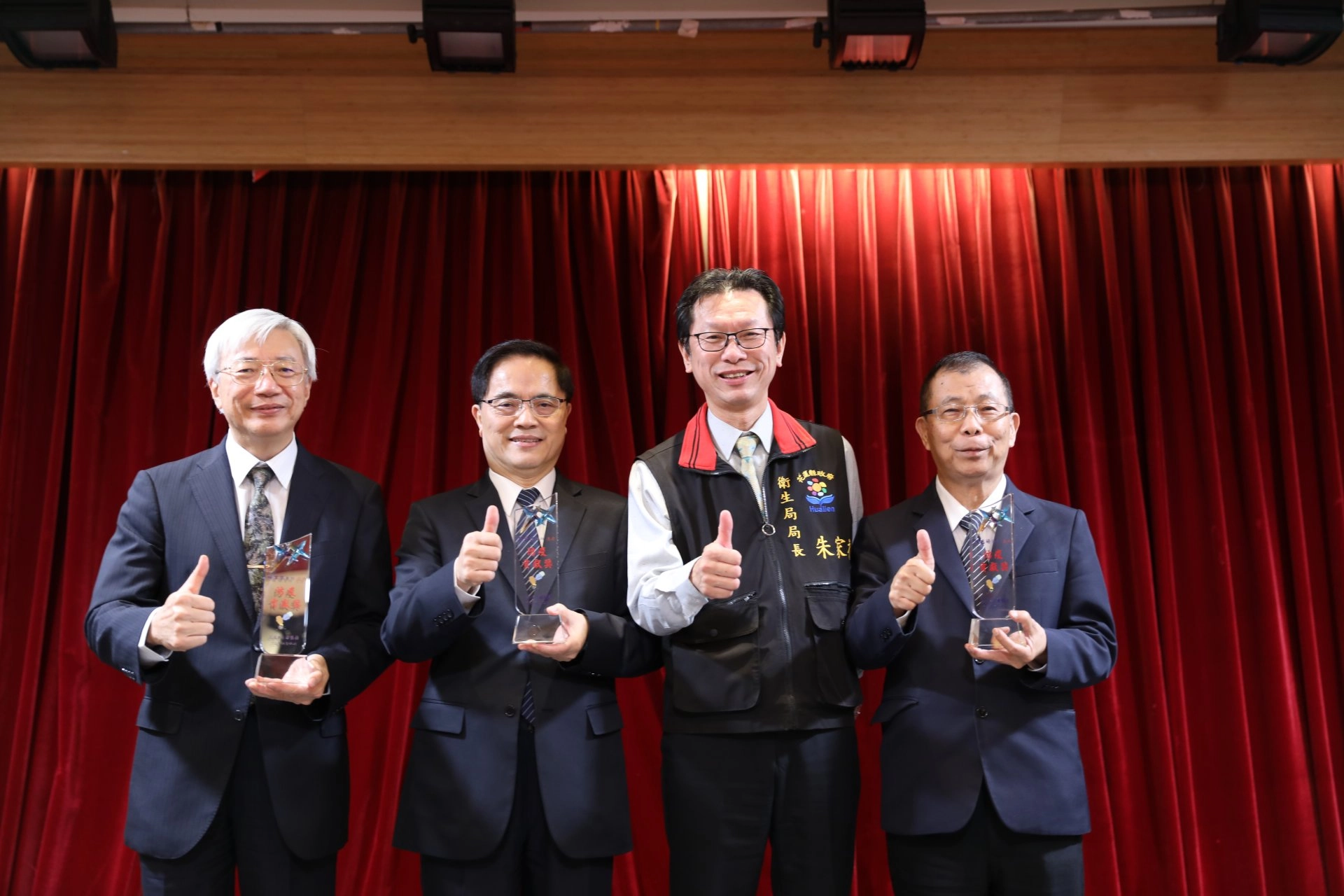 花蓮縣衛生局局長朱家祥感謝花蓮慈院院長林欣榮、副院長吳彬安與感染科何愉懷醫師、重症加護內科陳逸婷主任,帶領團隊投入防疫工作,貢獻良多。