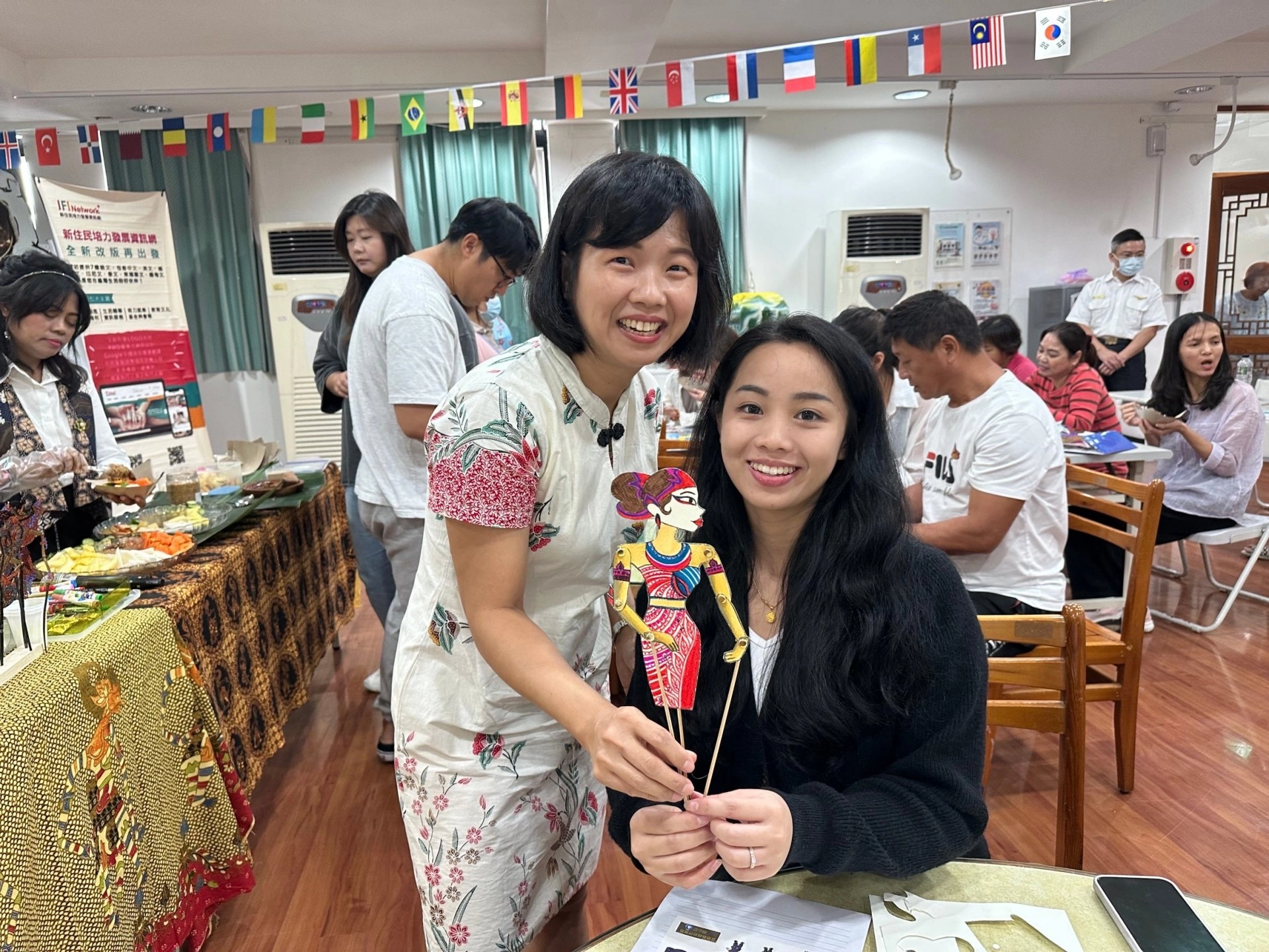 印尼共學團負責人張美君女士分享印尼皮影文化