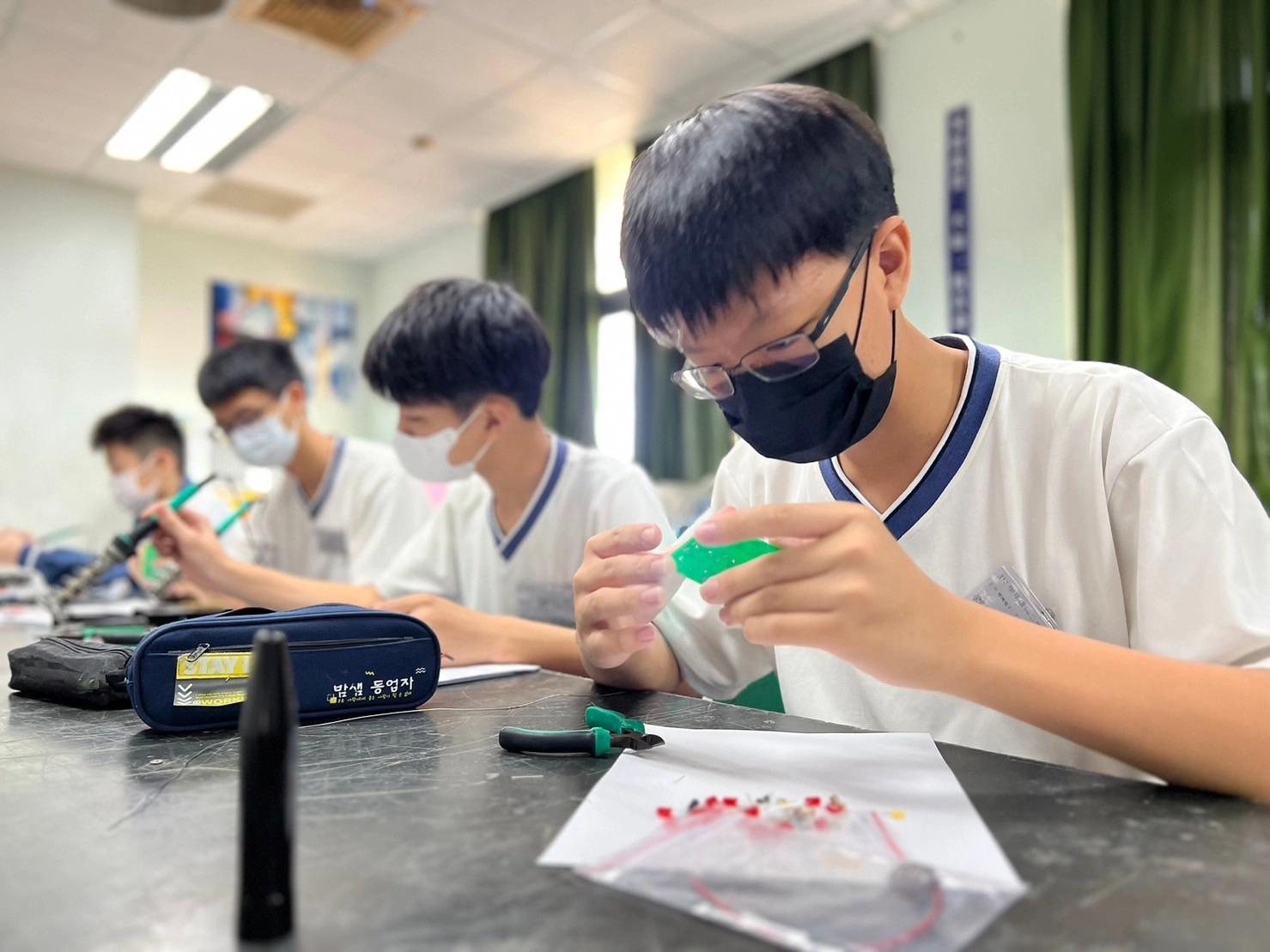 同學體驗電機電子群,全神貫注嘗試電路板製作。