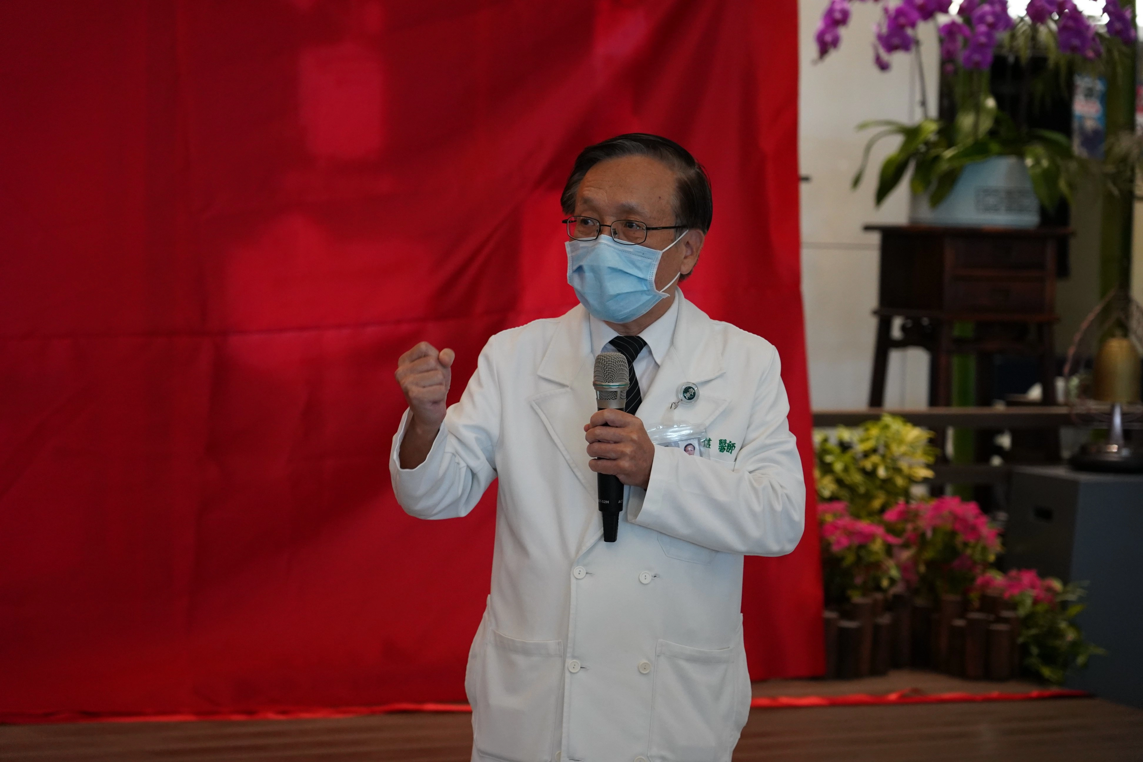 台中慈院院長簡守信以藝術家達文西做為人體解剖學的奠基者,讚譽達文西機械手臂對醫療的貢獻。