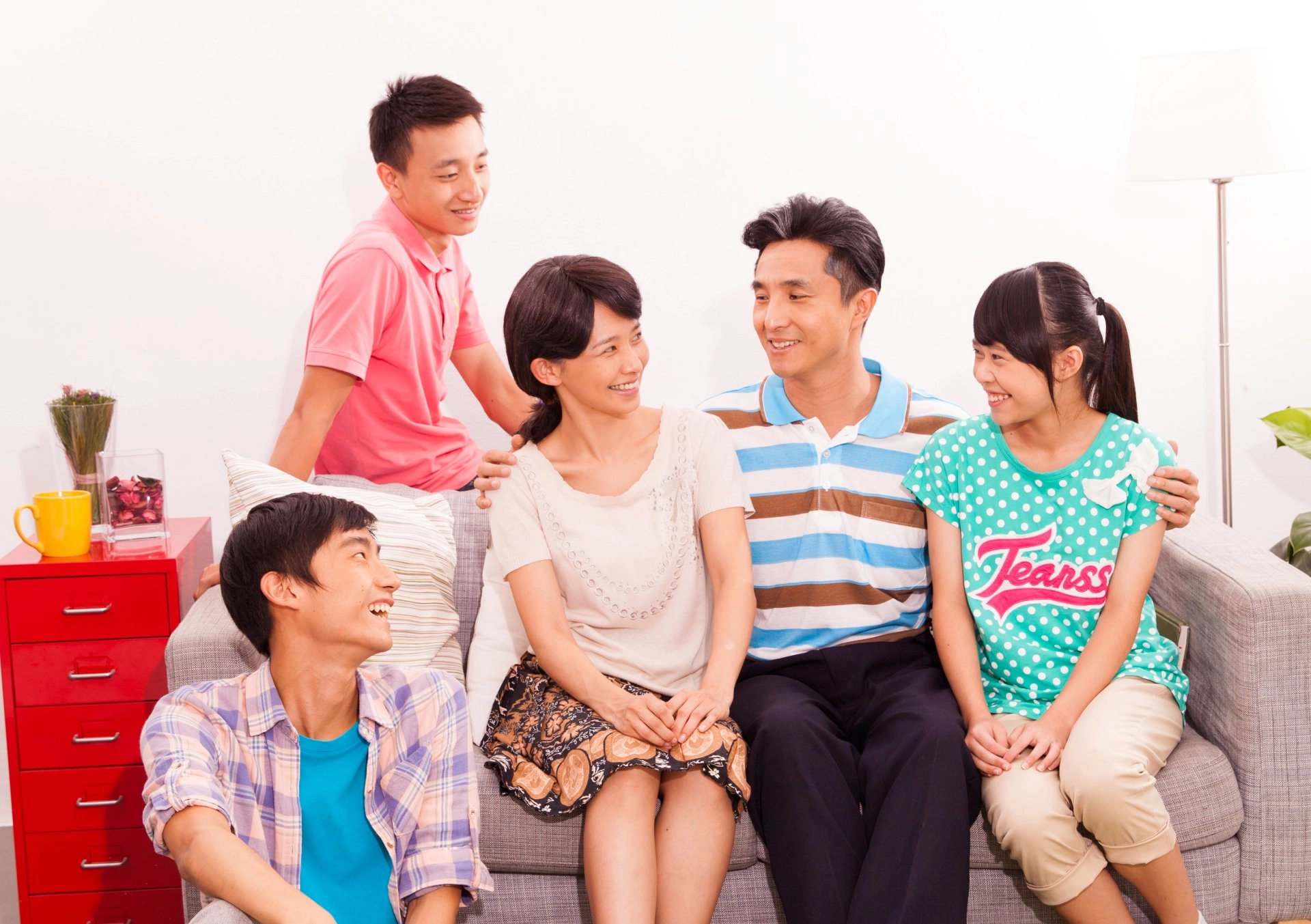吳婉君(左)王少偉主演大愛劇《不能沒有妳》全家福,林鶴軒(左前)是兒子