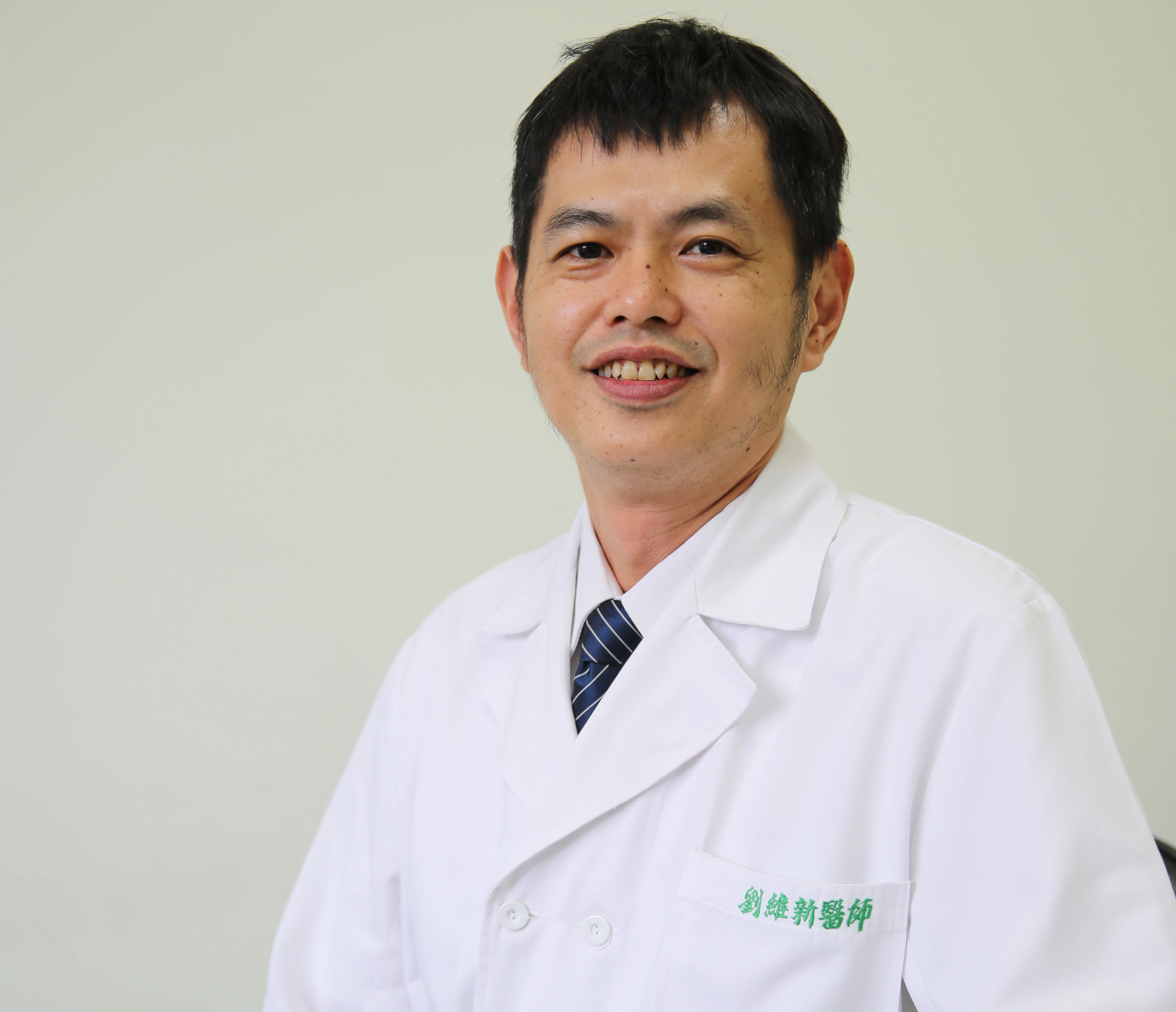 劉維新主任表示,當時的情況若不使用機械式抽栓,就需考慮在分岔的兩條大血管做分岔支架,不僅手術時間長、術式複雜,長期效果也較單支架差,因此多方考量後建議使用較少應用在心血管的「機械式血栓抽吸裝置」。