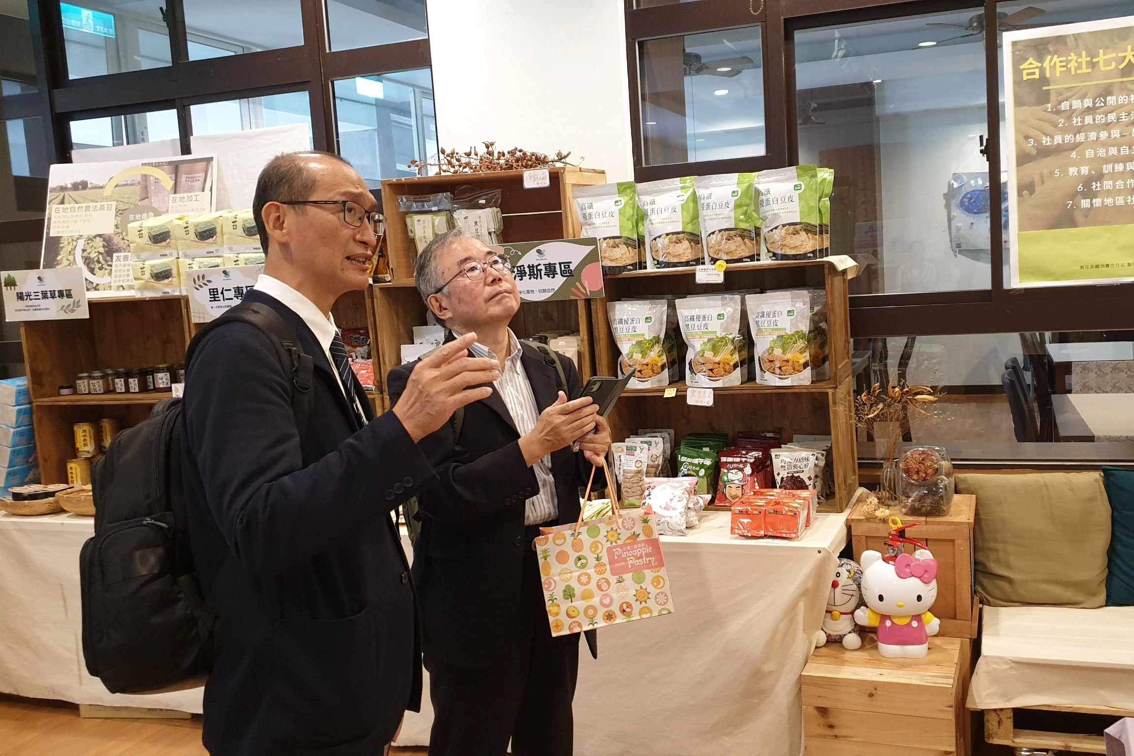 慈濟大學USR教學研究中心的邱奕儒主任帶領教授參觀慈大的食在永續消費合作社