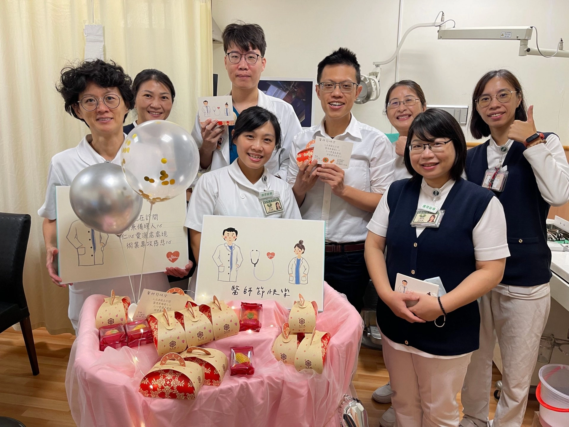 耳鼻喉部代理主任周一帆醫師(右四)一早看診就接到祝福意義濃厚的禮物,驚喜不已。