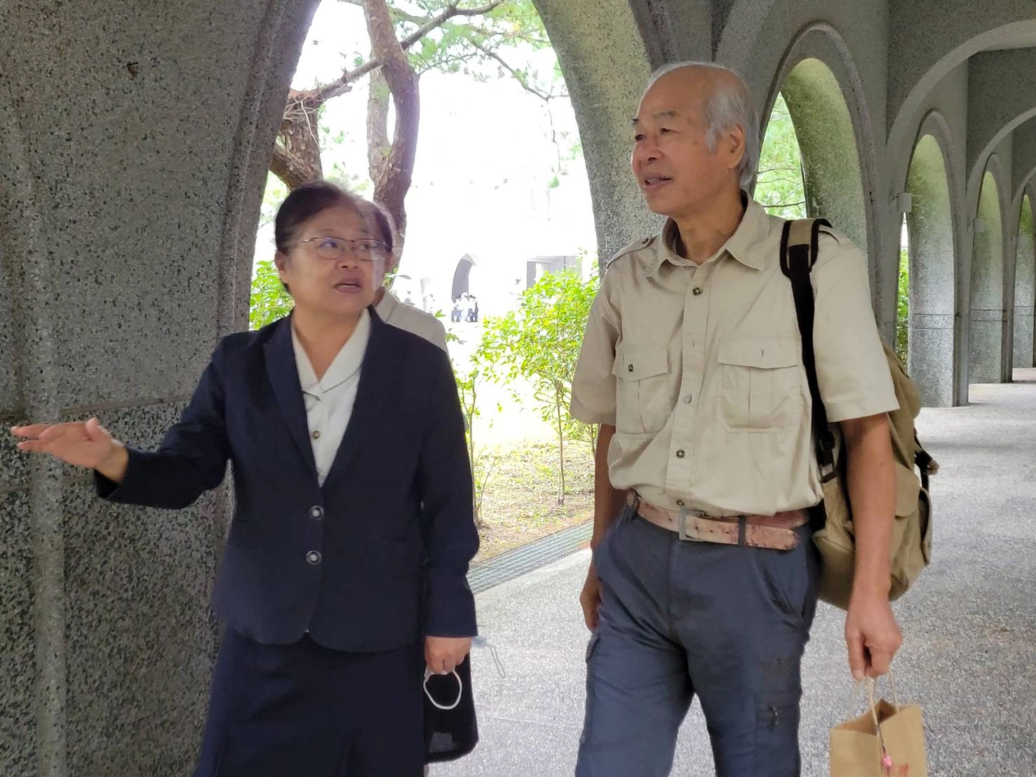 李玲惠校長向熊野爺分享慈小建築灰色理念-不與大地爭顏色