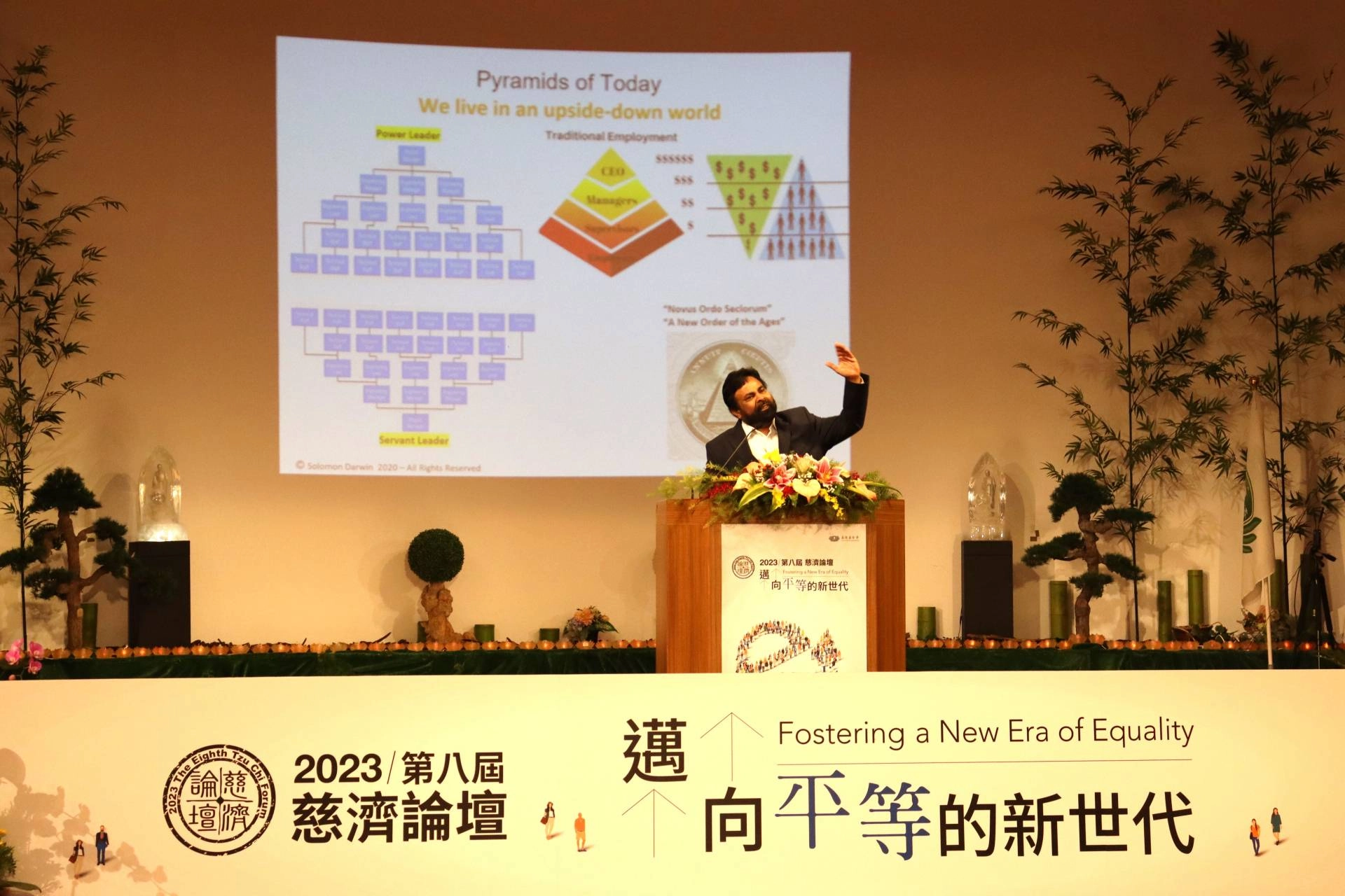 國際知名Garwood企業創新中心執行董事所羅門.達爾文(Solomon.Darwin),他的父母從印度移居美國,因其種姓制度的成長背景,長期關注印度社會的貧窮問題,並在印度創設醫院,回饋自己的同胞。