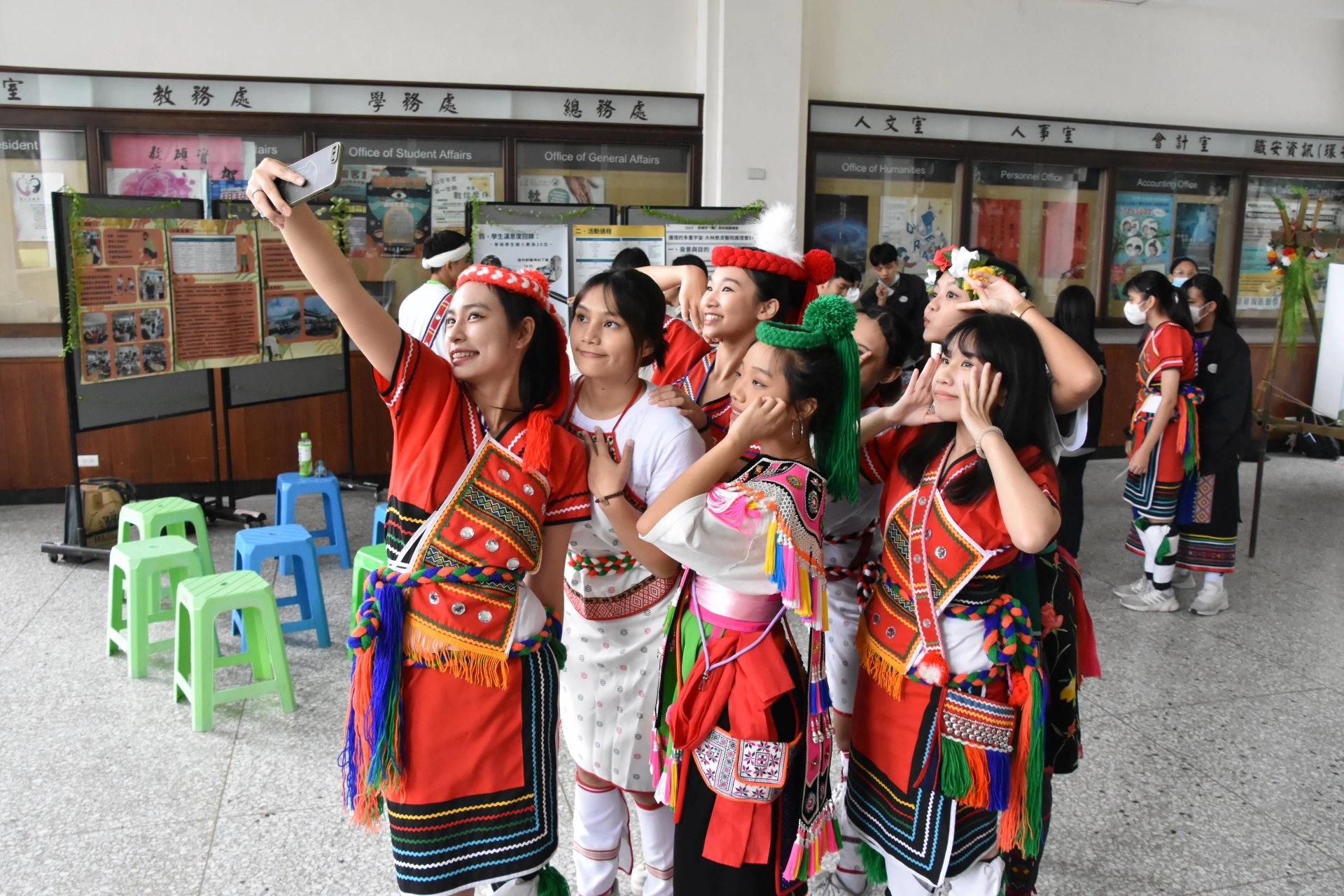 原住民族學生身族服開心合照。