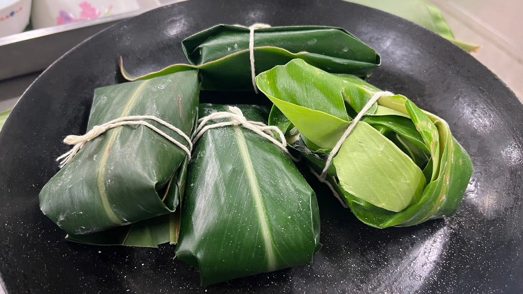 小米和糯米粉為食材的Abay阿粨,特地包覆了可食用的假酸漿葉,就是用來促進腸胃蠕動。