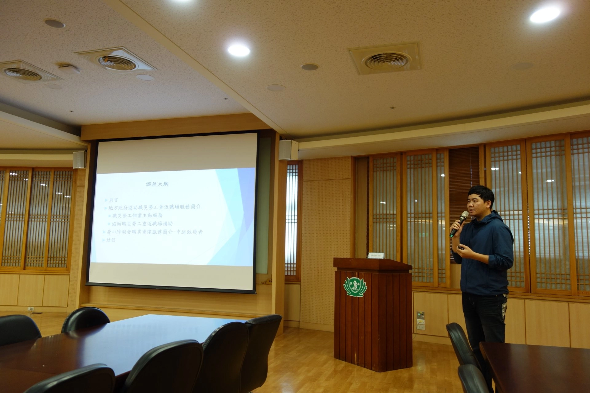 花蓮縣政府職災勞工重返職場行政協助人員林瑛才,講解縣政府所提供之各項重返職場協助。