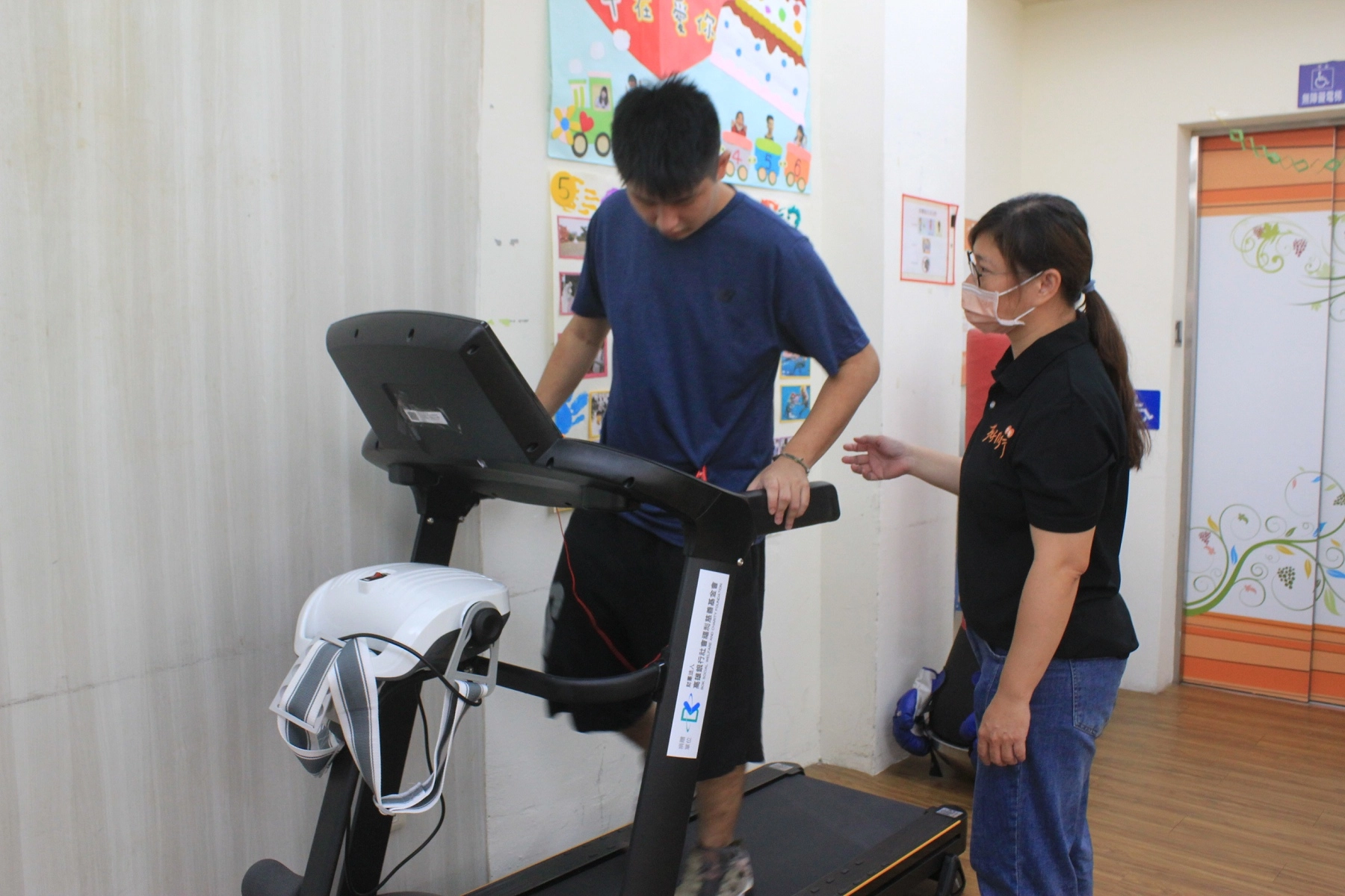 因為長期運動,身障者阿福成功減重了近20公斤。