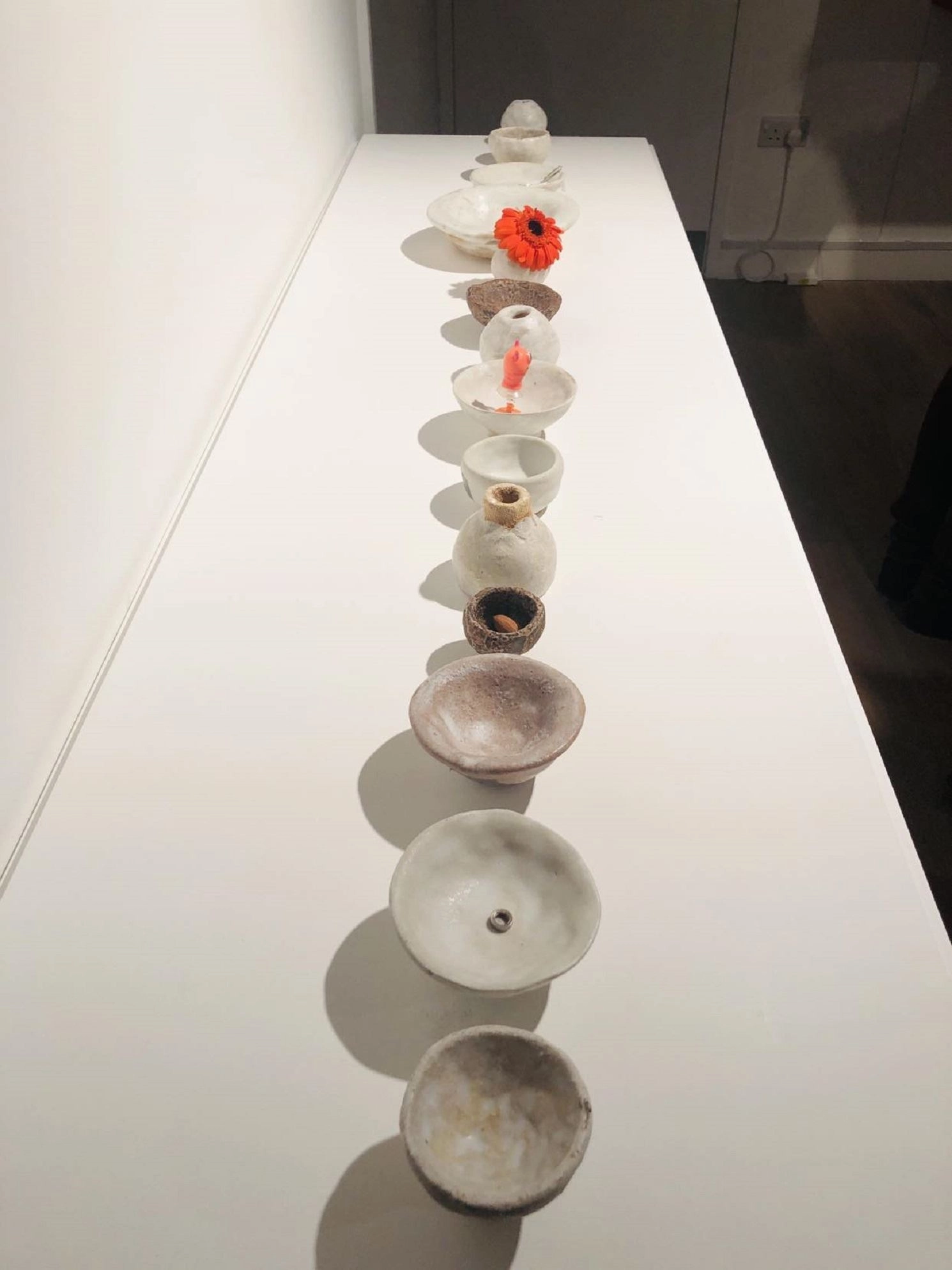 臺灣旅法藝術家蔡佳葳獲英國劍橋大學Kettle’s Yard美術館委託駐村創作,以陶為媒材,呼應李元佳的創作世界。