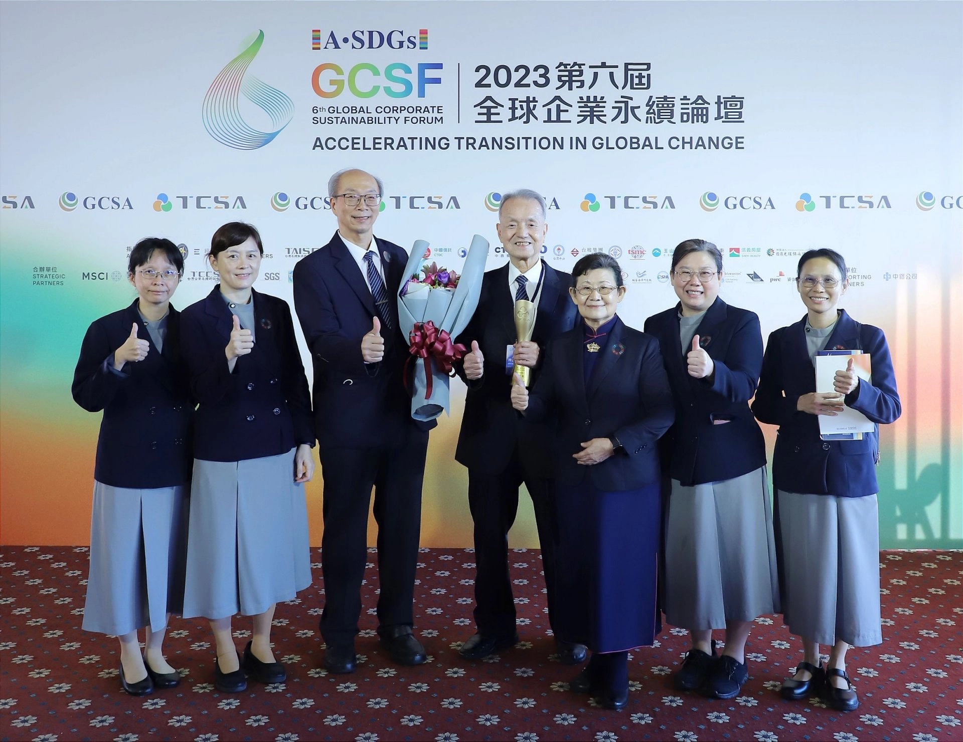 林俊龍執行長(右四)、洪琇美夫人(右三)伉儷,與佛教慈濟醫療法人執行長辦公室以及醫務管理室同仁們合影。