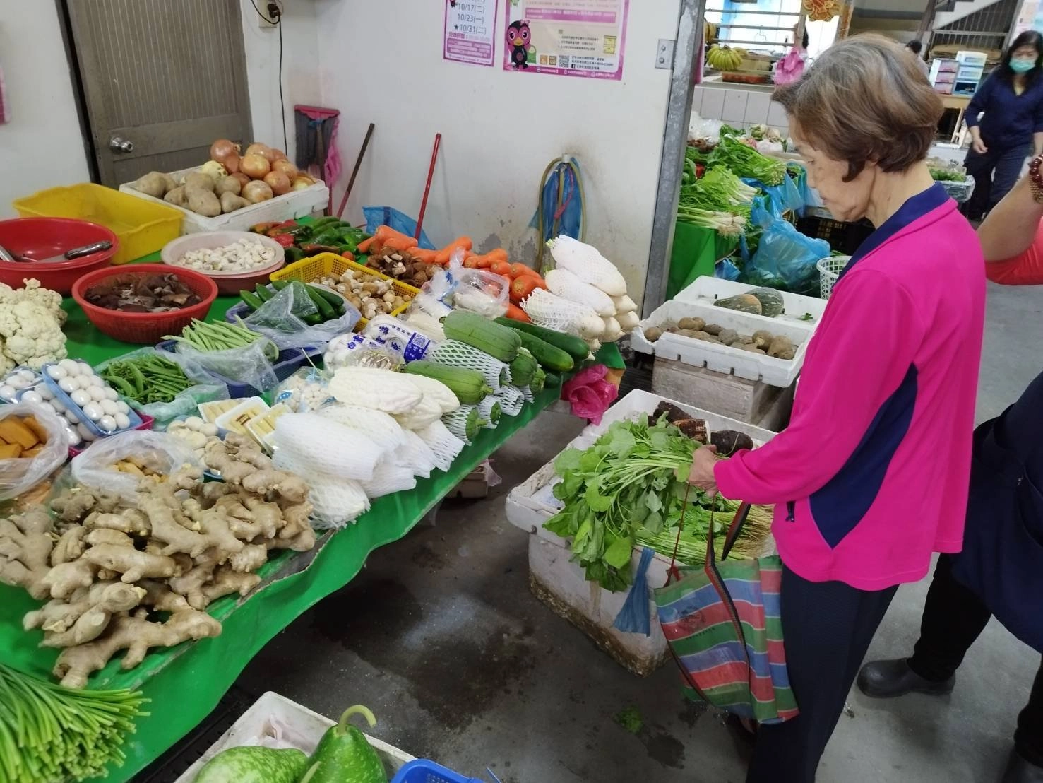 民眾自備購物袋採買