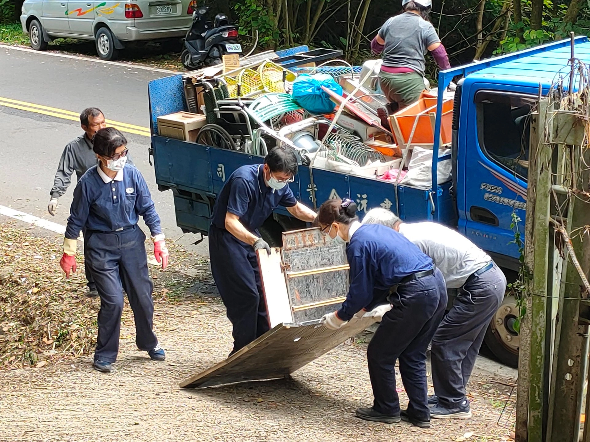 不堪使用需回收物品,由志工開環保車運走。