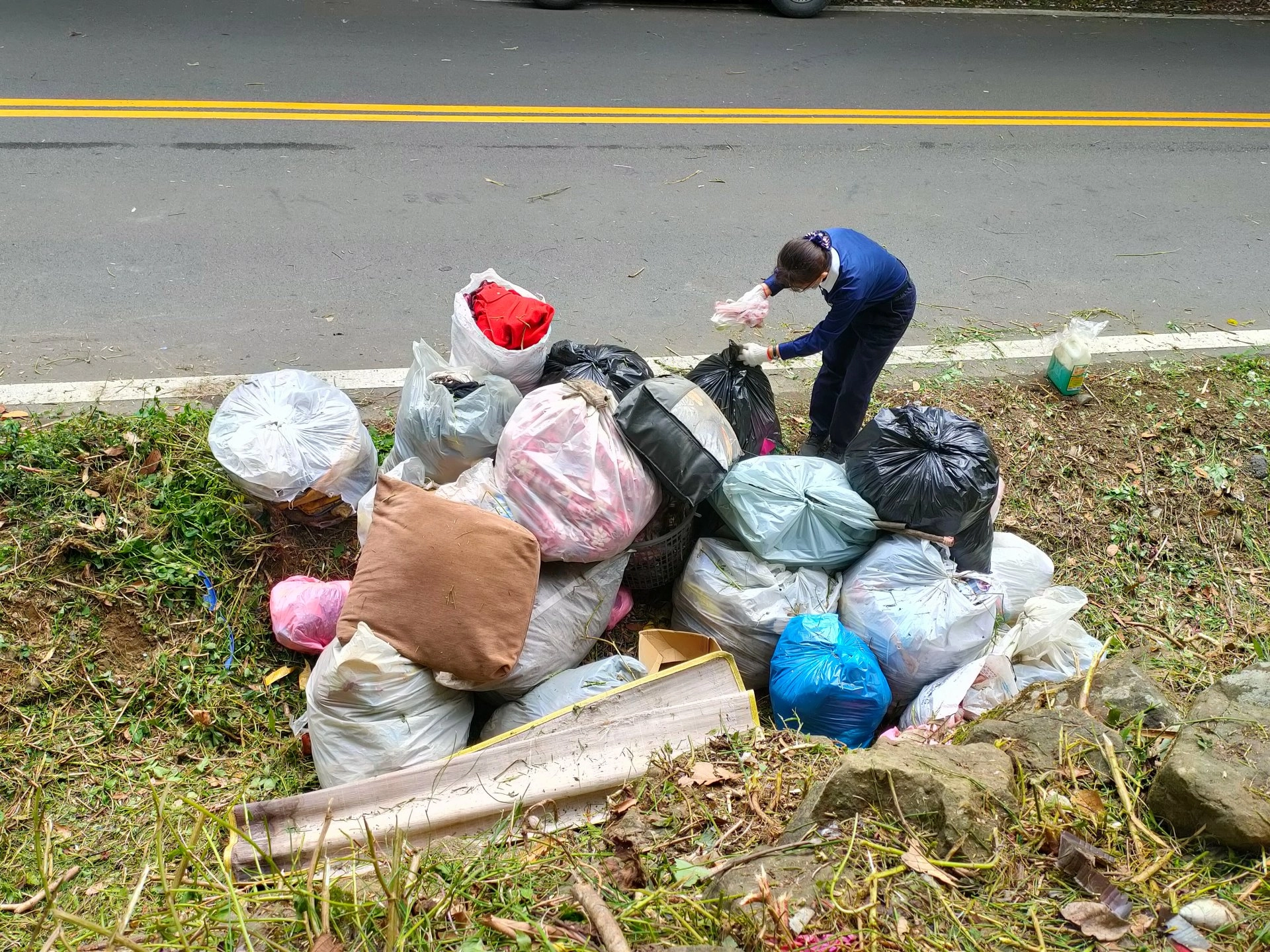 整理出了像小山的垃圾,村長高金祥將於上班日進行清運。
