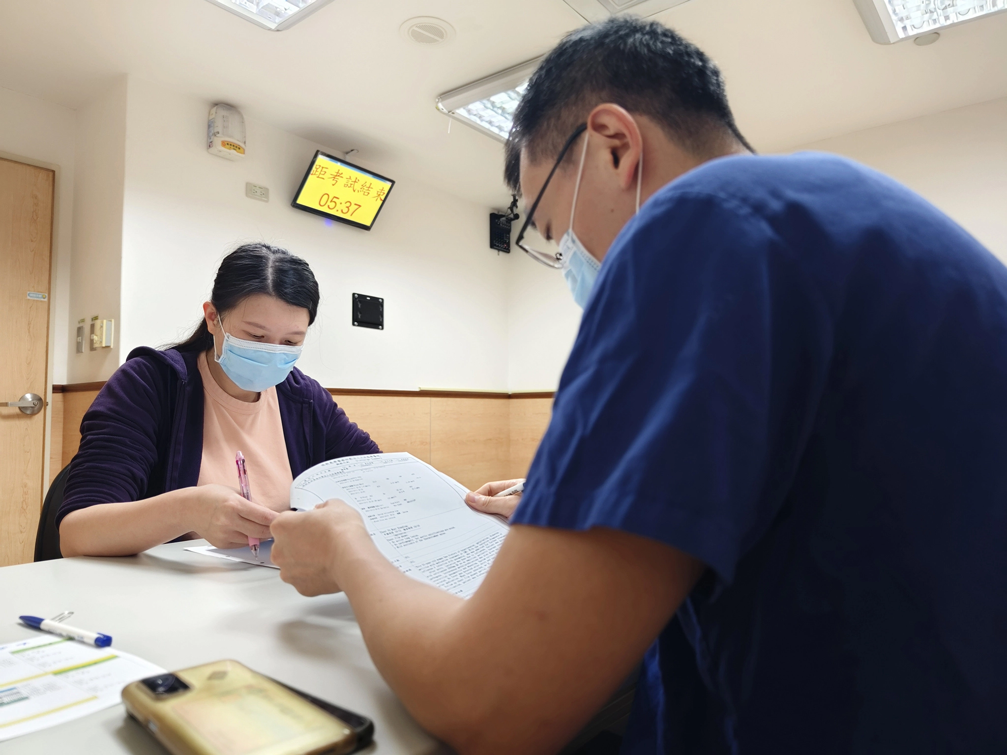 考官李振豪醫師發現,經過專科護理師年度技術考,發現本院的專科護理師,對於病人疾病照護,比起以前還要再更熟練、更好。