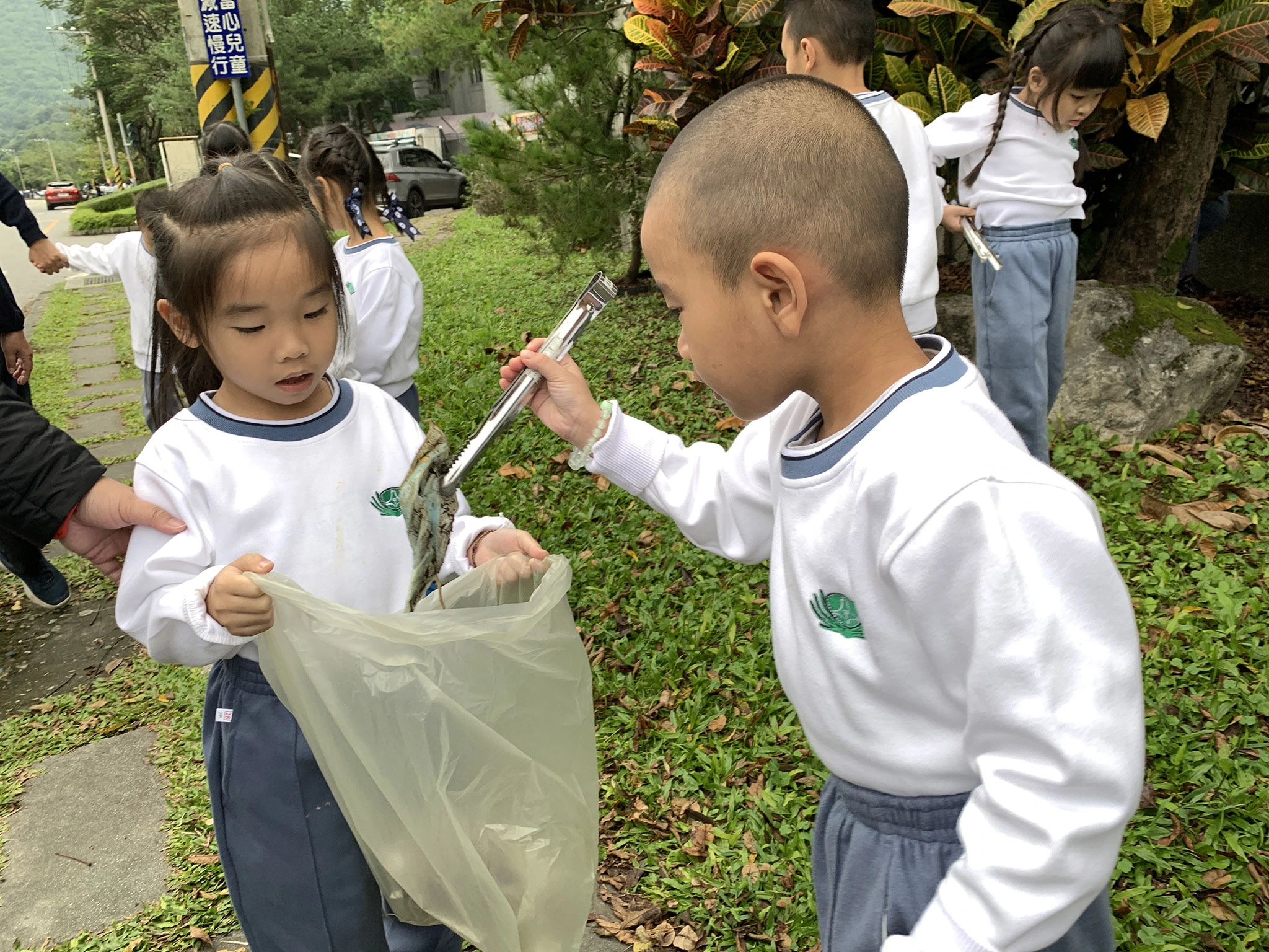 幼兒園年紀雖小，撿拾垃圾一點也不馬虎