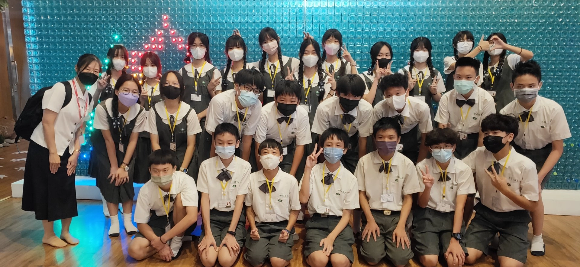 師生參訪後收穫滿滿,全班在環保牆前合影留念。