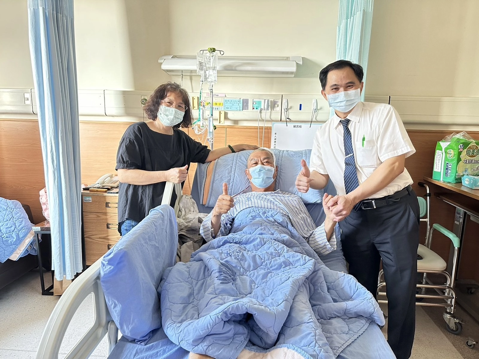 斗六慈濟醫院簡瑞騰院長(右)特別至病房探視住院中的陳先生