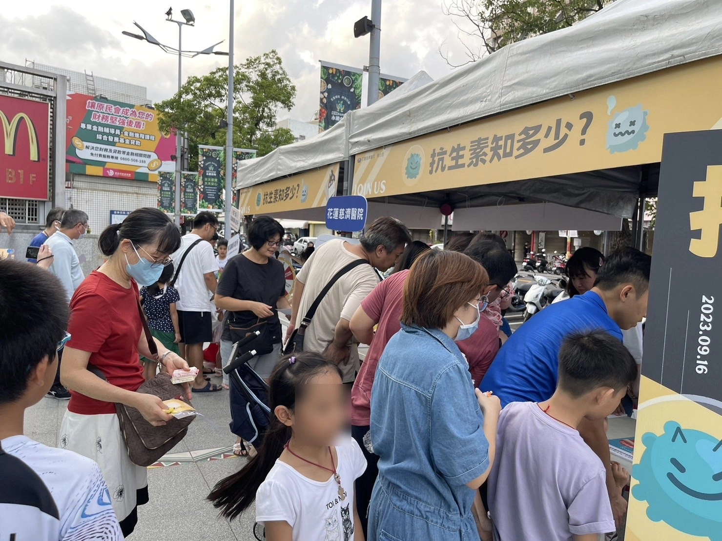 花蓮慈院與四家聯盟診所,以闖關遊戲宣導抗生素衛教知識,在花蓮遠百和平廣場的宣導活動,獲得民眾熱情響應。