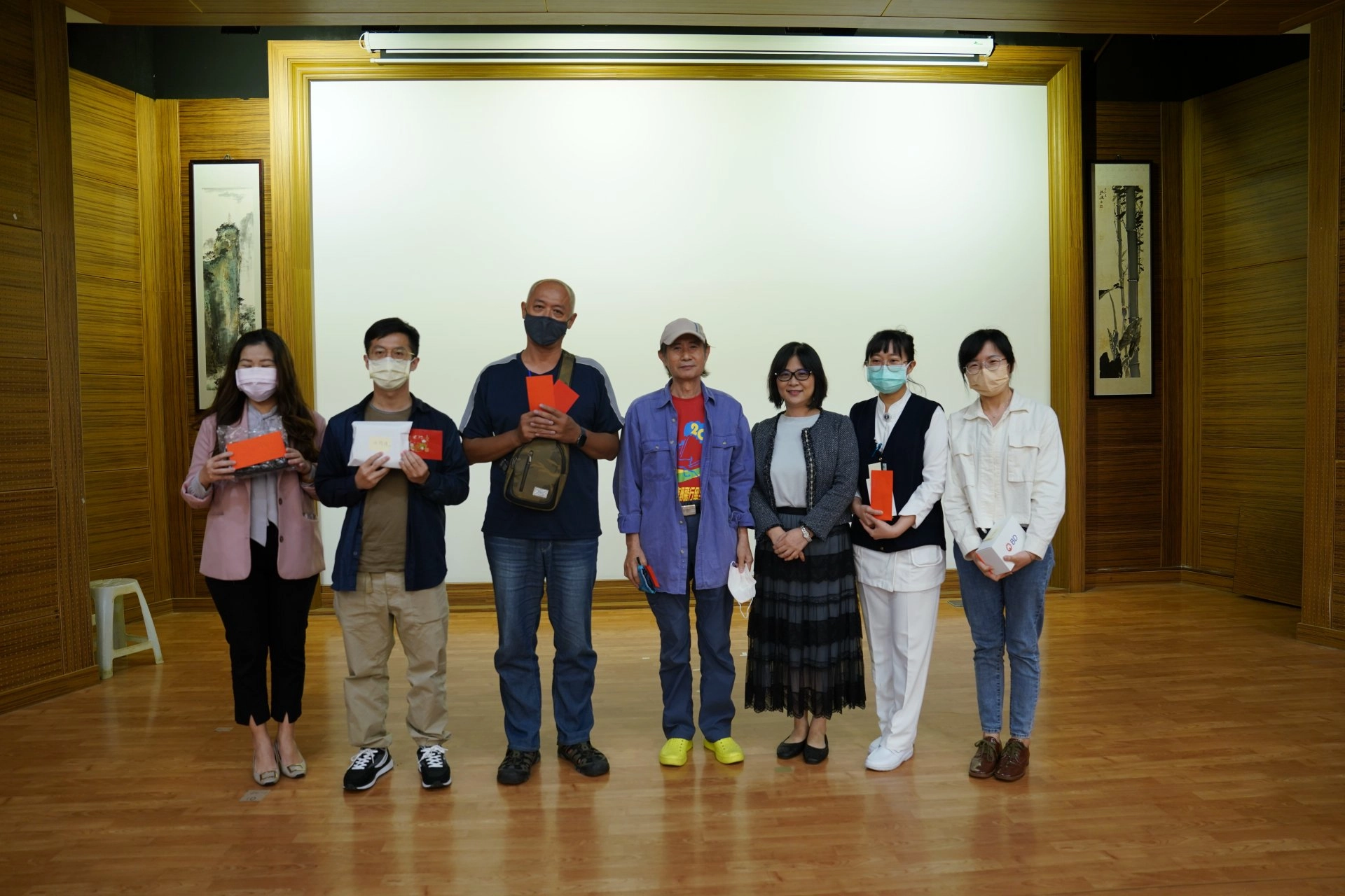 花蓮慈院風濕免疫科舉行「僵局可解,癬關易過」病友會,主任蘇桂英((右三)親切與現場提問民眾合影。