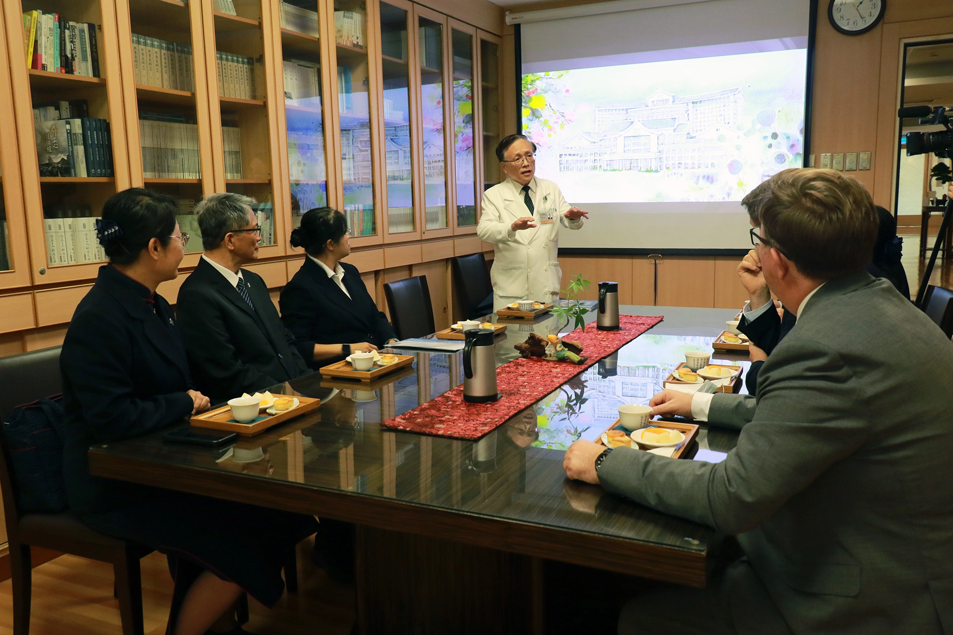 波蘭奧坡雷市府11月22日下午參訪台中慈濟醫院,簡守信院長向來賓簡報,奧坡雷市長對慈濟的醫療理念留下深刻印象。