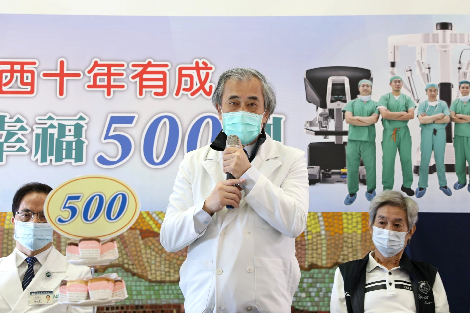 郭漢崇教授感嘆自己也是達文西微創手術受益者,他在三年前被診斷出攝護腺癌,手術隔天即可如常巡房探視病人。