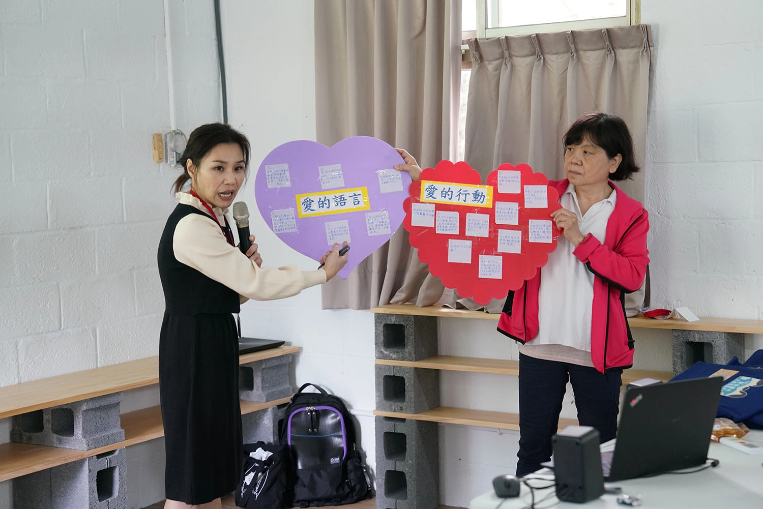 「112年花蓮縣政府北區兒少保護6歲以下親職賦能服務計畫」,親職賦能引導員楊莉苓(左)分享兒保個案到宅服務的成效,旁為兒保醫療中心社工師廖夏慧。