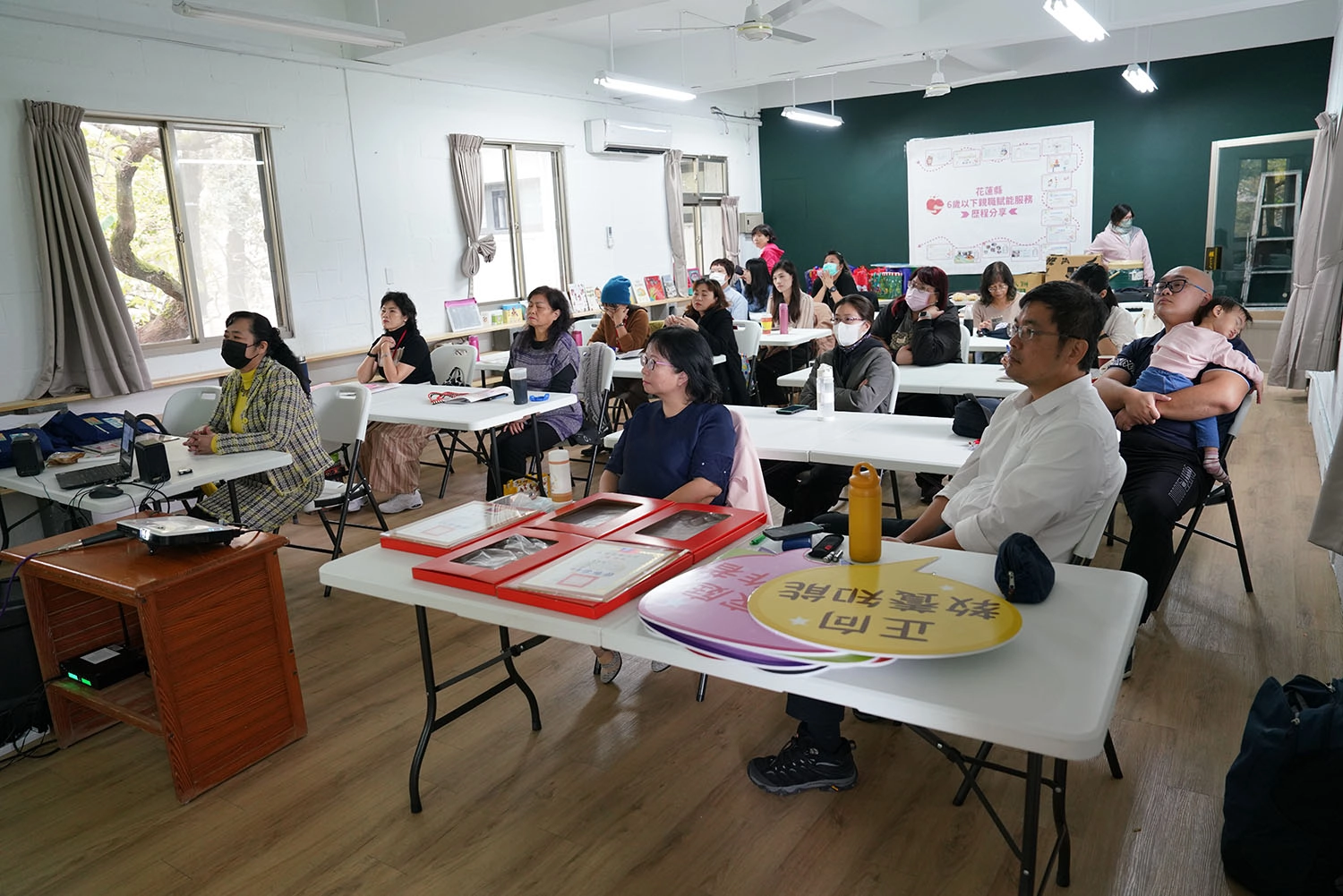 花蓮縣政府「112年北區兒少保護6歲以下親職賦能服務計畫」,11月26日在芥菜種會花蓮習藝所舉辦期末服務分享會,現場出席踴躍、幾乎座無虛席,期待對日後對新進引導員有更多的幫助。