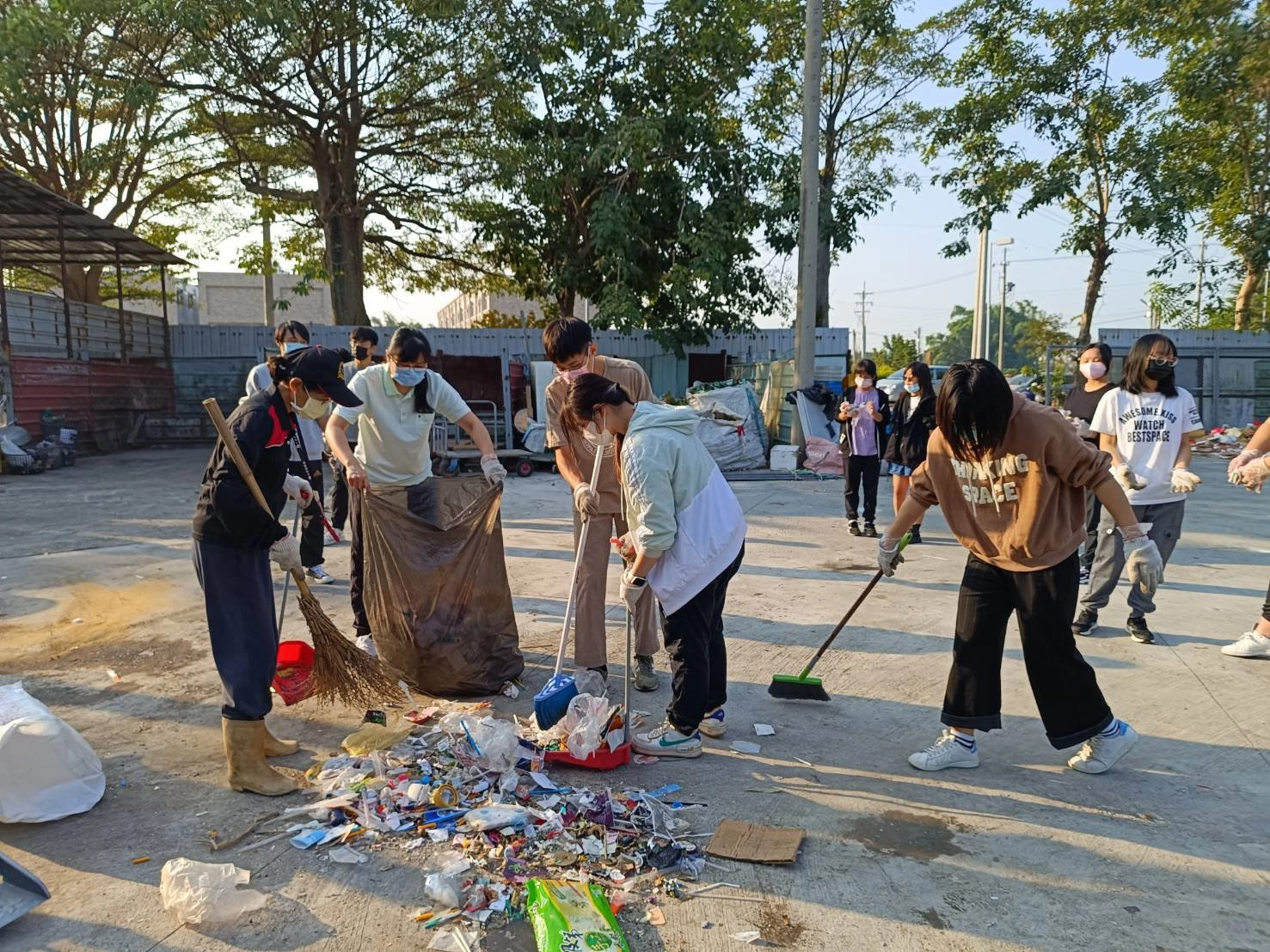 中正大學「氣候變遷與健康」通識課程,結合實務體驗,將學生帶往慈濟大林環保教育站體驗學習。