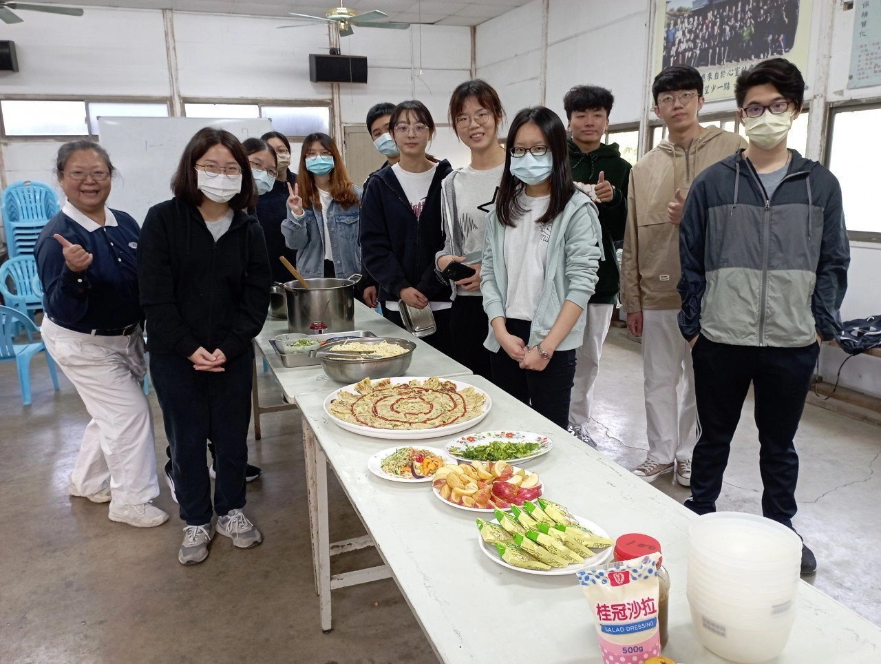 中正大學學生分工合作,在慈濟志工陪伴下,完成多道美味的蔬食料理。