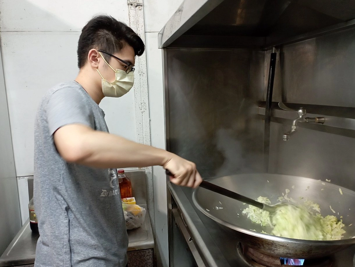 中正大學學生分工合作,在慈濟志工陪伴下,完成多道美味的蔬食料理。