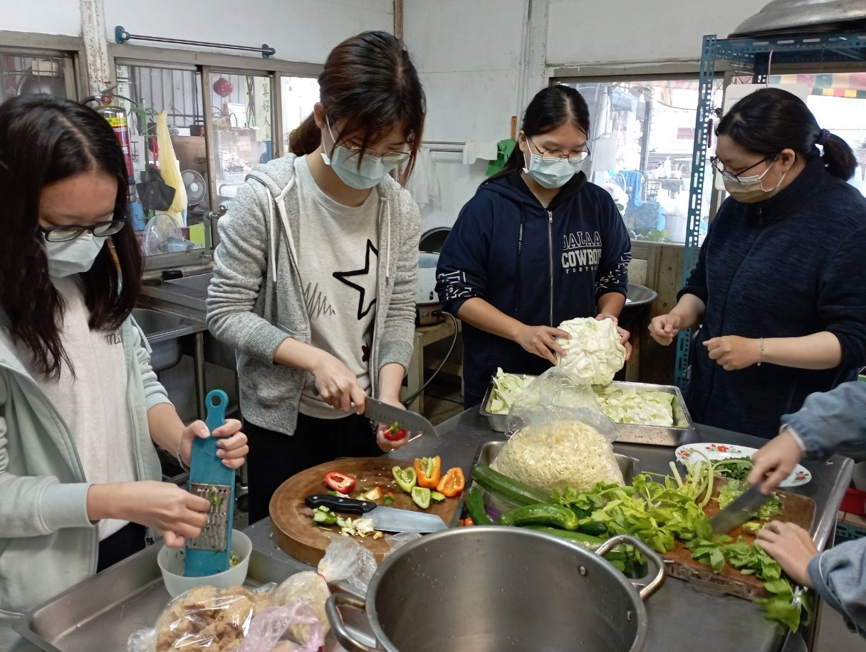 中正大學學生分工合作,在慈濟志工陪伴下,完成多道美味的蔬食料理。