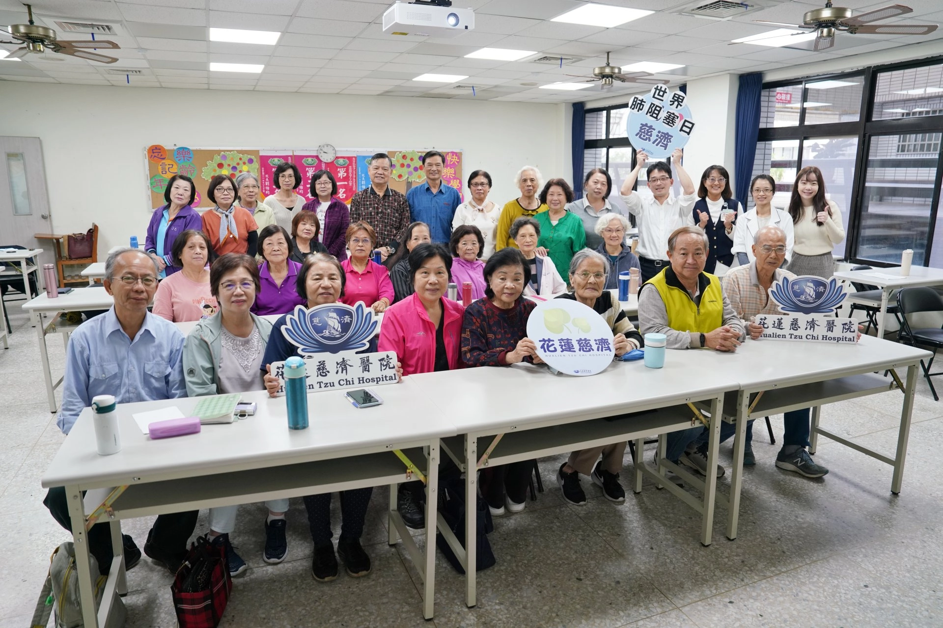 花蓮慈院與慈濟大學社會推廣中心的樂齡大學合作,24日舉行慢性阻塞性肺病衛教講座,現場數十位65歲以上長者踴躍出席提問。