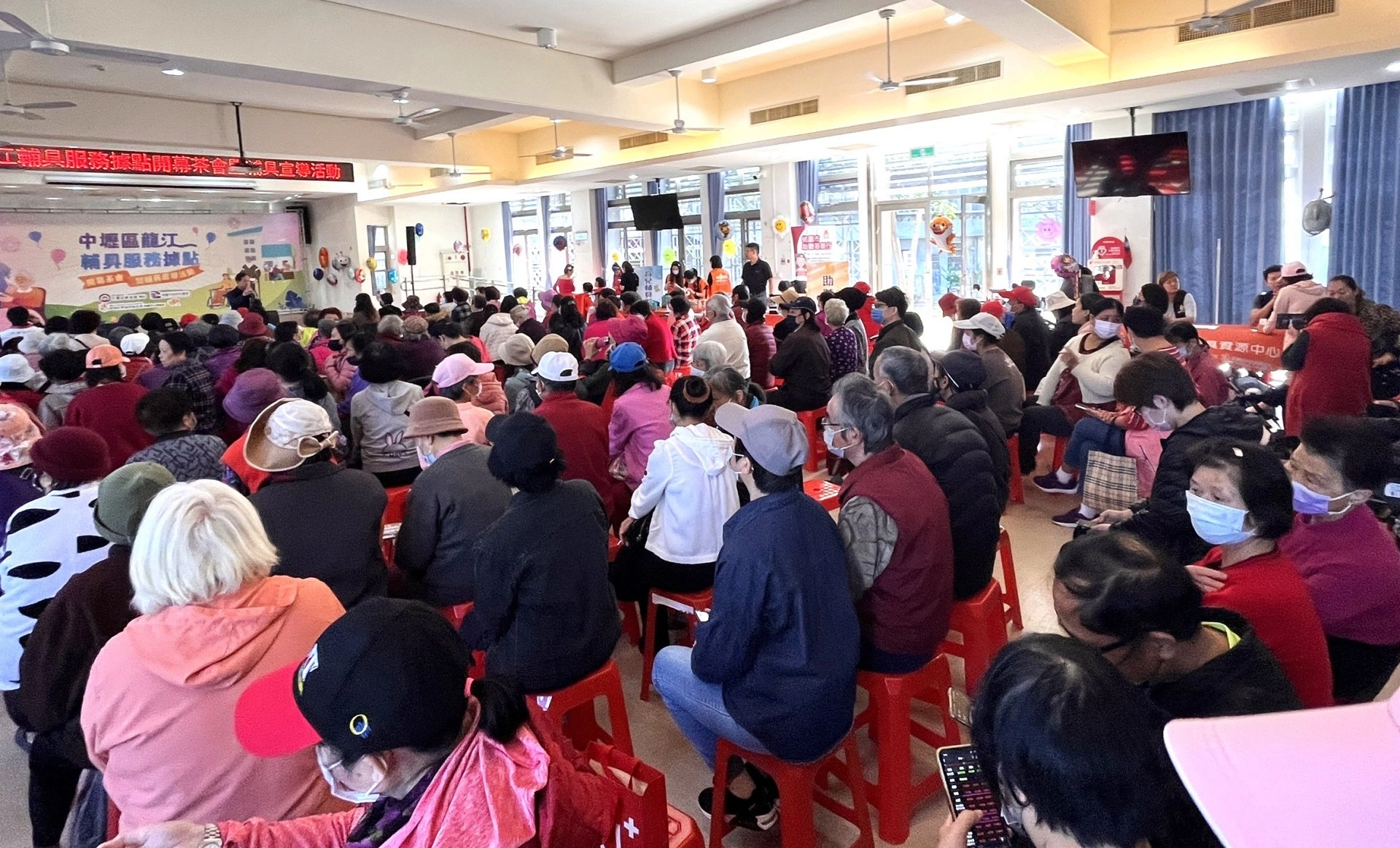 桃市府社會局委託伊甸辦理桃園市南區輔具中心，28日，於龍江社區活動中心舉行輔具服務據點開幕茶會。