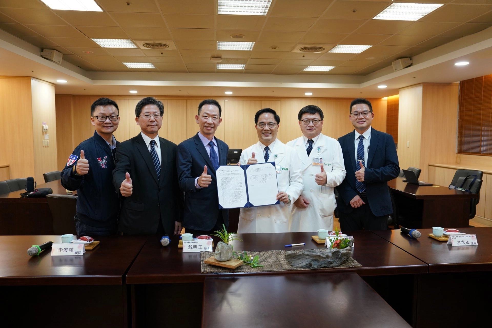 花蓮慈濟醫院院長林欣榮(右三)與國軍桃園總醫院院長戴明正(左三)11月29日簽署合作備忘錄,簽約儀式在慈院合心會議室舉行,花蓮慈院骨科部主任吳文田(右二)、運動醫學中心主任劉冠麟(右一)、國軍桃園總醫院前院長李宏滿(左二)、企劃室主任李宗楠(左一)等多位主管也在場見證。