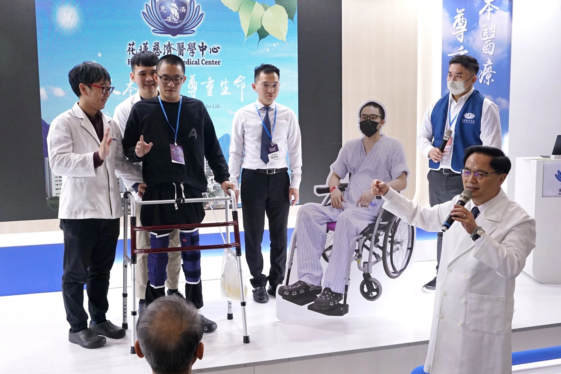 脊髓損傷病人阿翰(中)說,能夠站起來、能夠走,就算是需要藉由輔具那也是開心的事,也很感恩花蓮慈院的醫療團隊,不僅照顧他的身體,也一併照顧到他的心靈,是支持著他很重要的一股力量。