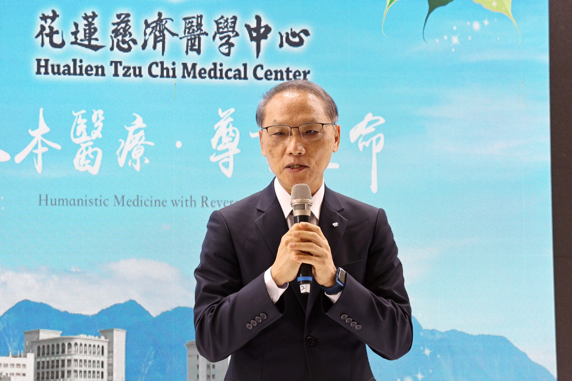 慈濟慈善事業基金會執行長顏博文說,慈濟關懷脊髓損傷病友已經超過50年,結合慈善、醫療團隊不僅幫助病人也支撐著他的家庭,看到阿翰的成功,為他感到開心。